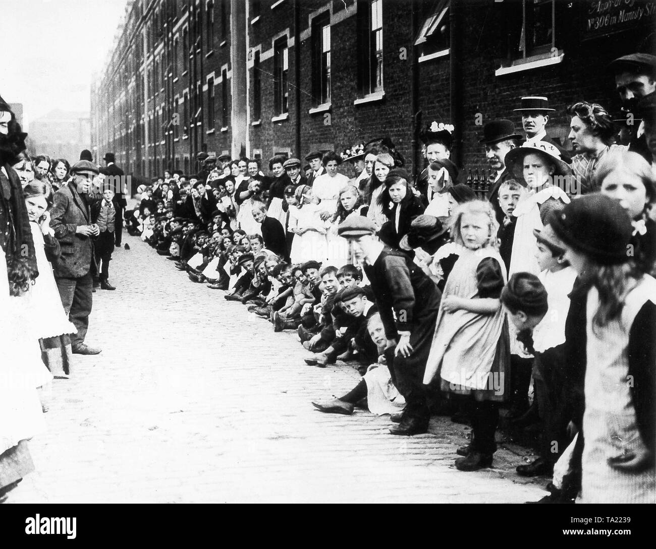 Die straßenkinder von London Line-up für holzschuh Spende, um 1900 Stockfoto