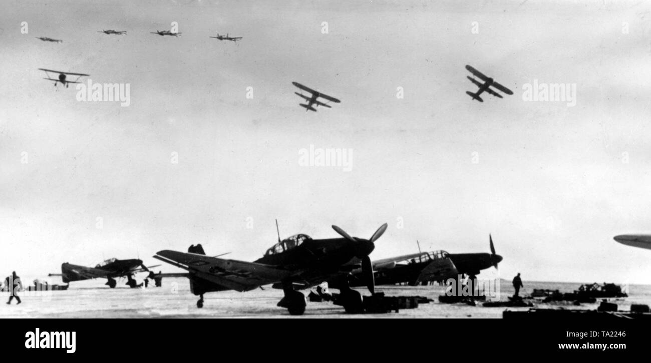 Während die Junkers Ju 87 dive Bomber werden vorbereitet für ihre Mission in das Rollfeld, ein Geschwader von Henschel Hs 123 bereits in Aktion ist. Foto der Propaganda Firma (PK): kriegsberichterstatter Bischhaus. Stockfoto