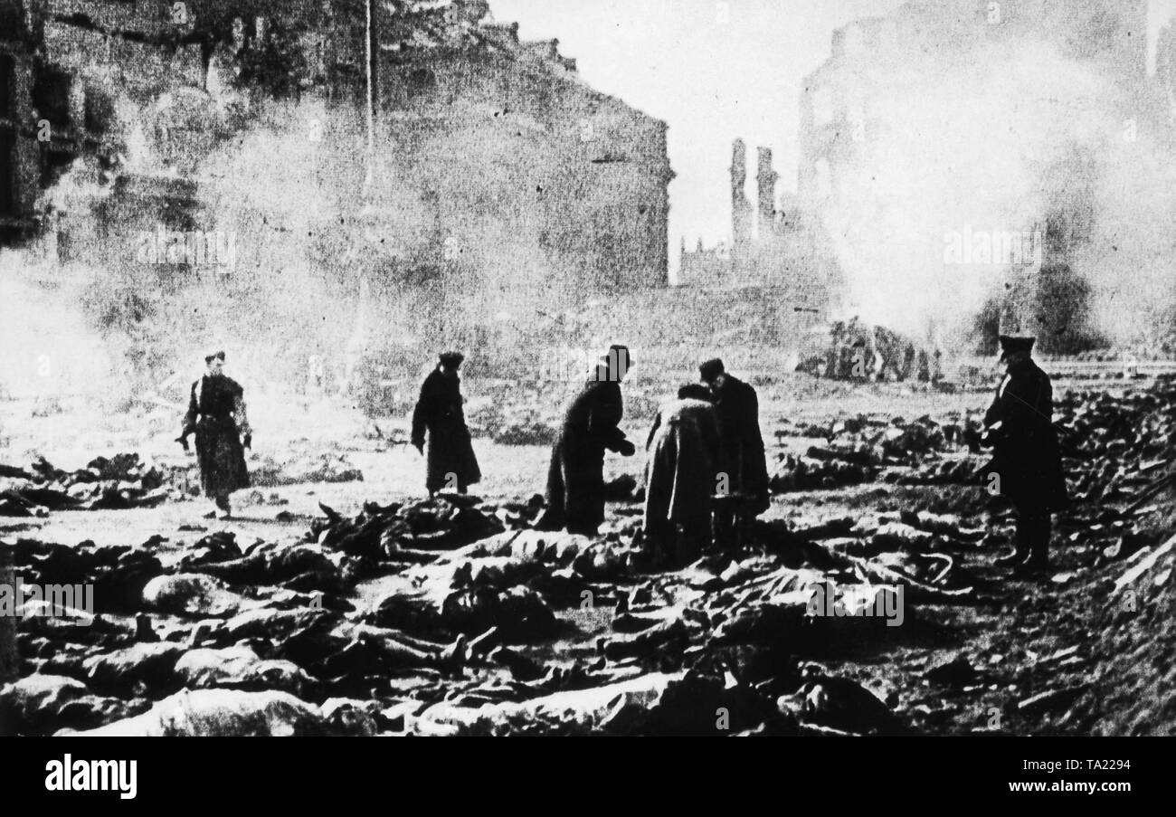 Während der schweren Bombardierung von Dresden im Frühjahr 1945, Tausende von Menschen wurden getötet. Die Zahl der Opfer war so groß, dass der Körper auf die verbleibenden öffentlichen Orten, wo sie mit Benzin übergossen und verbrannt wurden, um das Risiko von Krankheiten zu verringern gesammelt wurden Stockfoto