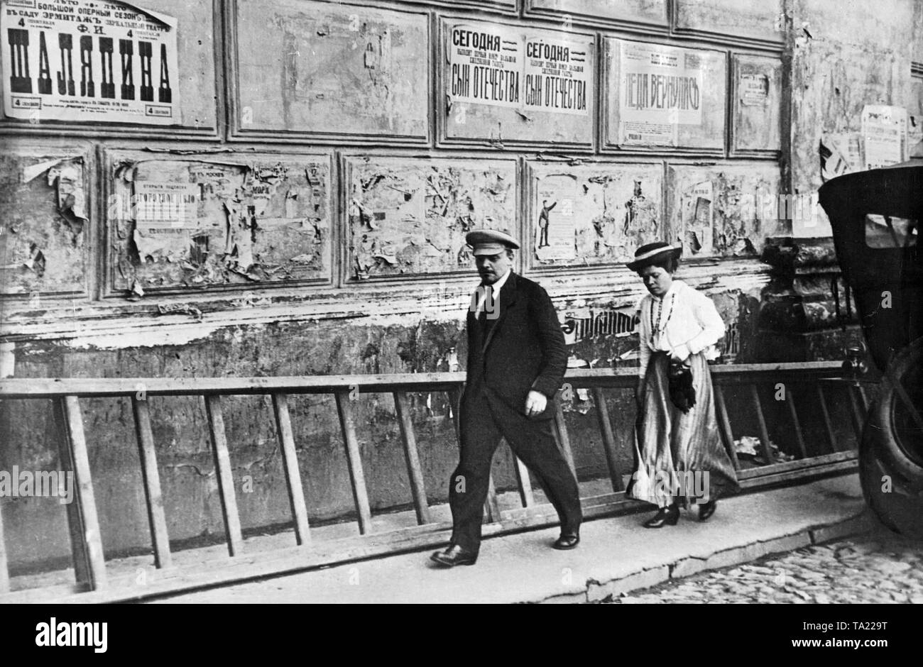 Wladimir Iljitsch Lenin und seine Schwester M.I. Ulyanova auf dem Weg in der Sitzung der Fünften Gesamtrussischen Kongreß der Sowjets in Moskau. Stockfoto