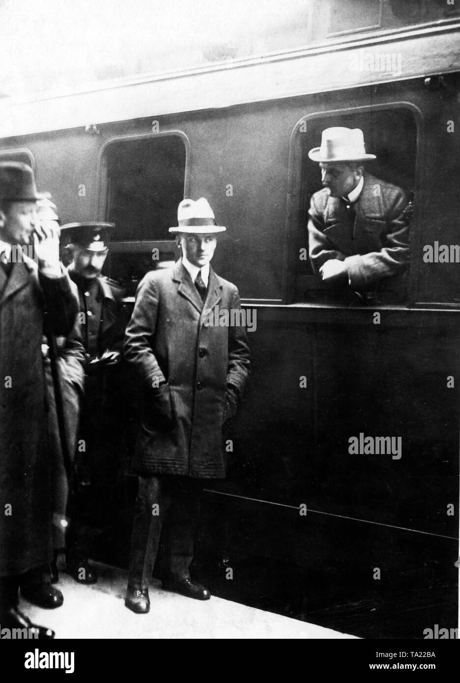 Abreise der deutschen Friedens Delegation aus Berlin nach Versailles. Hier im Fenster eines Waggon, Graf Urlich von Brockdorff-Rantzau, Leiter der Delegation. Stockfoto