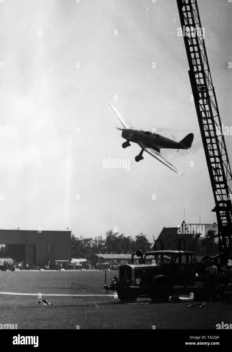 Eine internationale Wettbewerb findet für einen Ehrenpreis der Generalfeldmarschall (General Feldmarschall) Hermann Göring in Frankfurt am Main. Sieger wurde das nsfk Parteichef Kuhn auf einer "Arado'. Hier sehen Sie eine der Teilnehmer in einer Steilkurve am Mark (Bau kran). Stockfoto