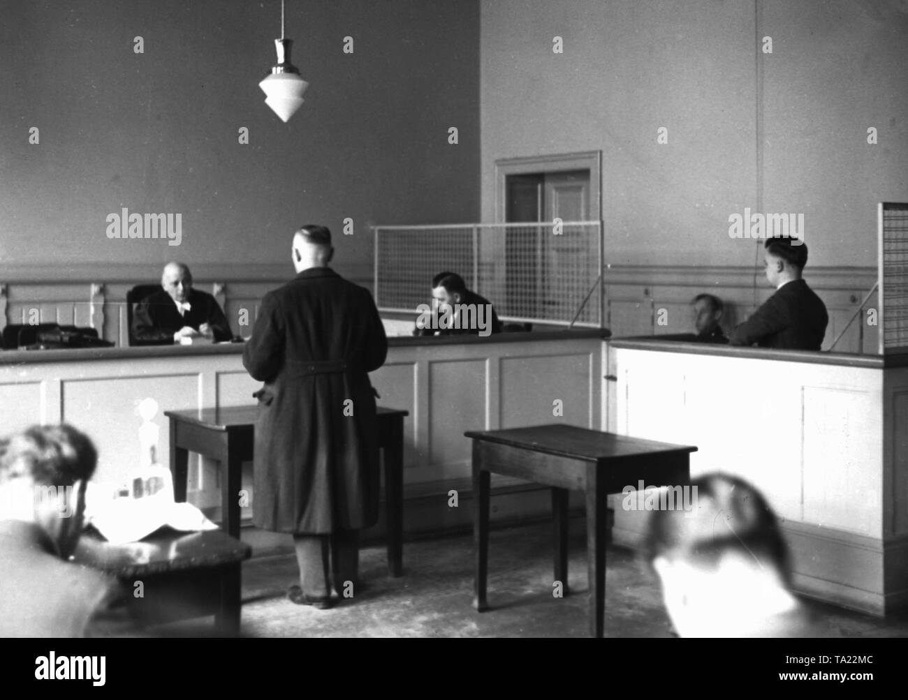 Alois Broll ist ein vor dem hohen Gericht vorgeworfen. Die arbeitslosen hatten die Reichstagspalais trat wenige Tage vor, mit einem parabolischen Pistole. Der Grund dafür war seine Hoffnungslosigkeit. Stockfoto