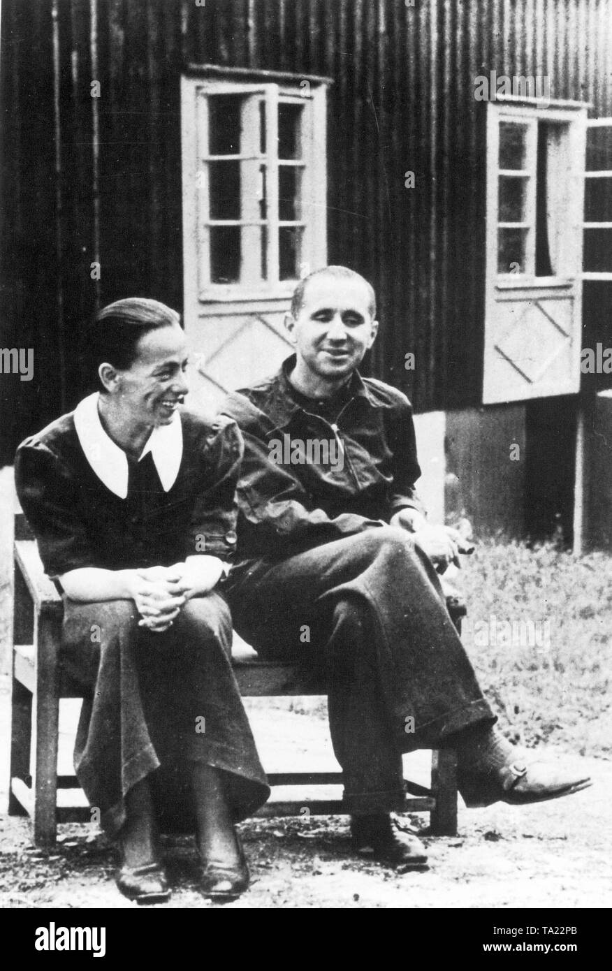 Bertolt Brecht mit seiner Frau Helene Weigel in Schweden nach gelang es ihnen ein Visum für dieses Land im April 1939 zu bekommen. Stockfoto