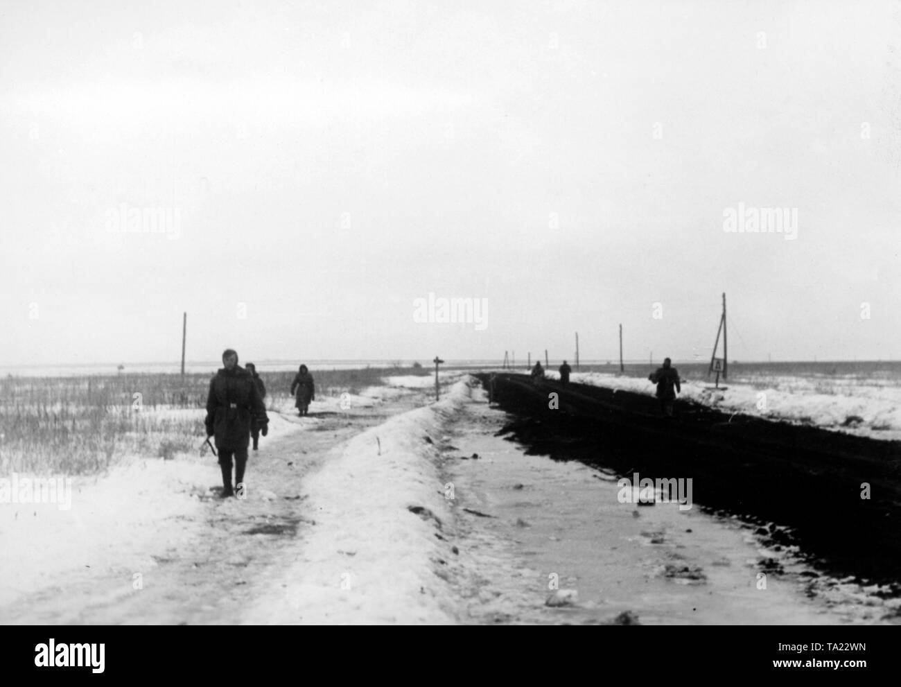Deutsche Soldaten zu Fuß eine Straße von Schnee in die Richtung des Flusses Don gelöscht. Foto der Propaganda Firma (PK): kriegsberichterstatter Troll. Stockfoto