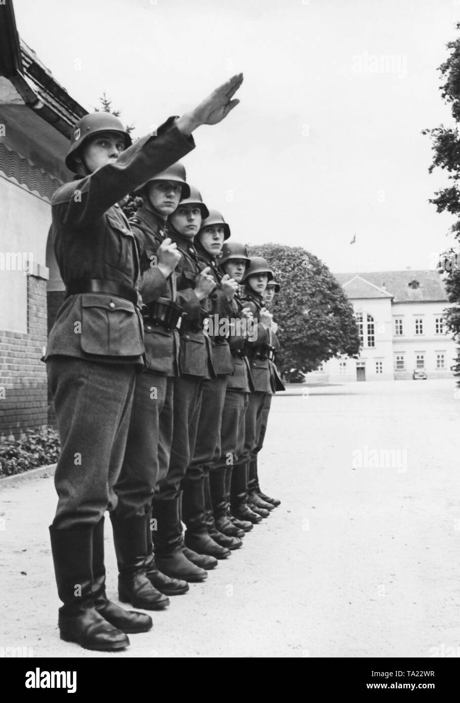 Soldaten Stehen Vor Dem Haus Die Immobilien Bei Panenske Brezany Ist Als Sommerresidenz Der Reich Protector