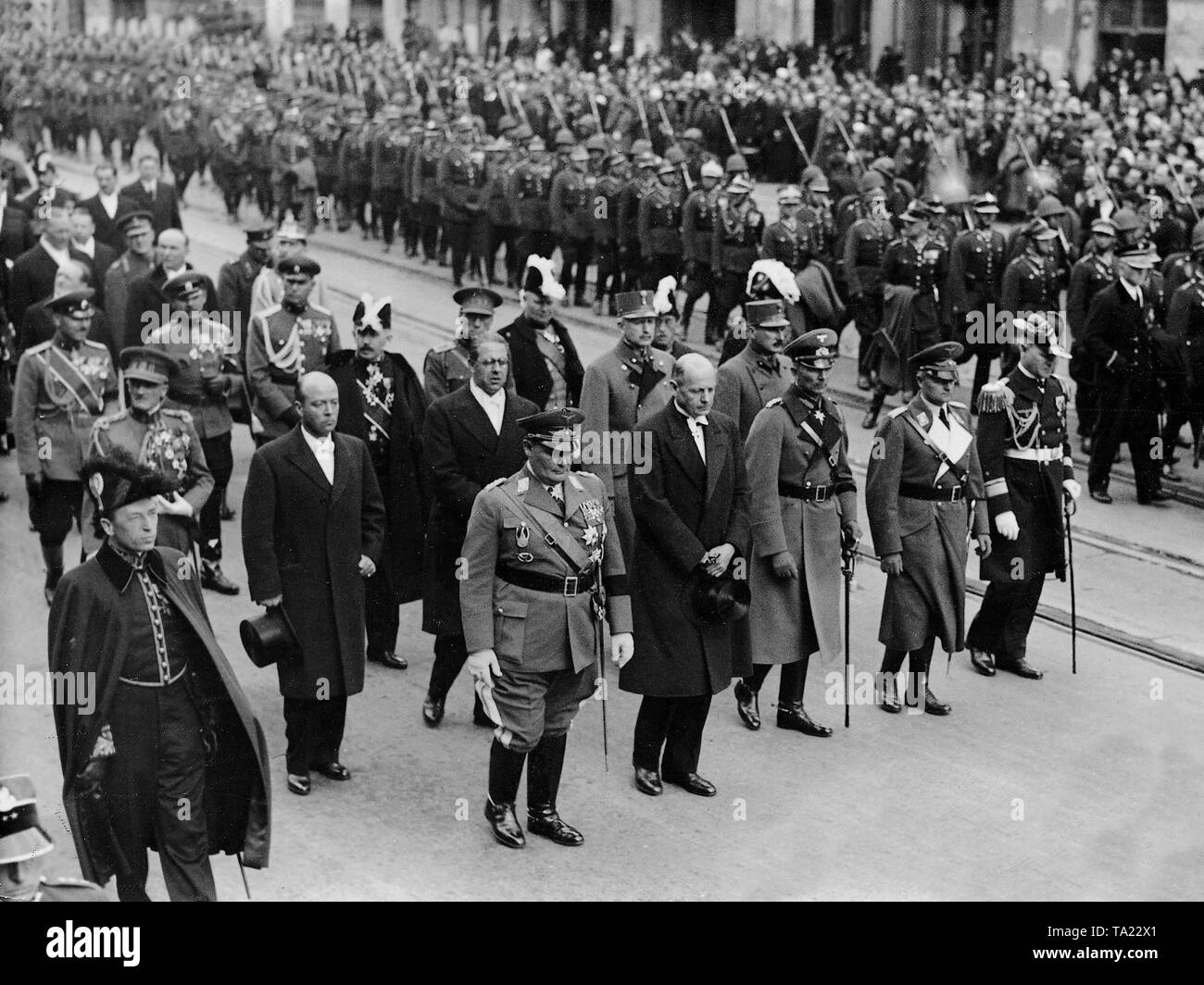 Die deutsche Delegation in der Trauerzug für Jozef Pilsudski. Von links: Hermann Göring, der deutsche Botschafter in Polen Hans Adolf von Moltke, allgemeine Fedeor von Bock und General Walther Wever. Stockfoto