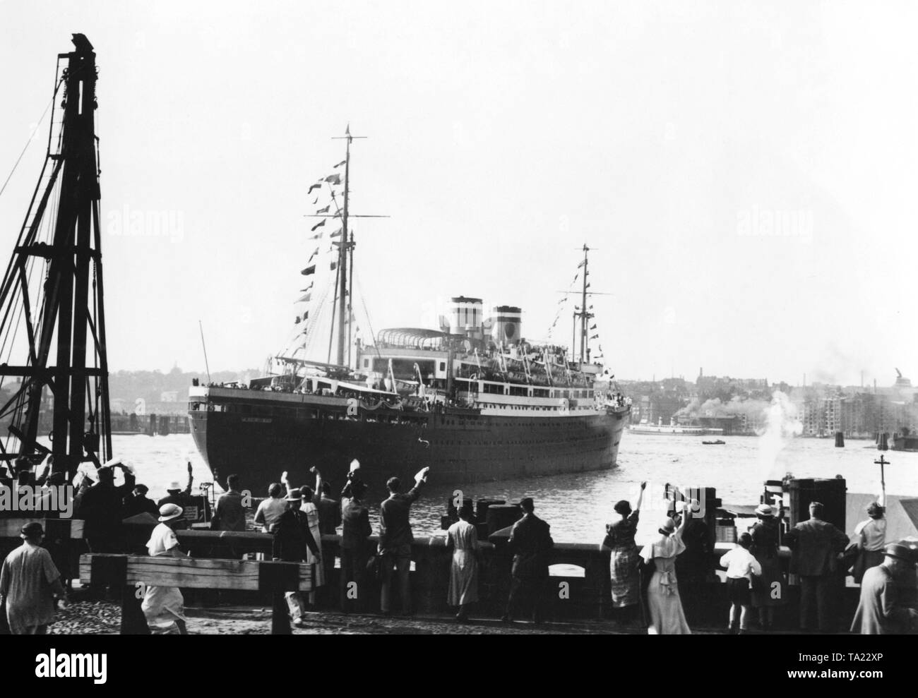 Die HAPAG Dampfer 'Milwaukee' verlässt den Hafen von Hamburg eine  Kreuzfahrt nach Island und Spitzbergen Stockfotografie - Alamy