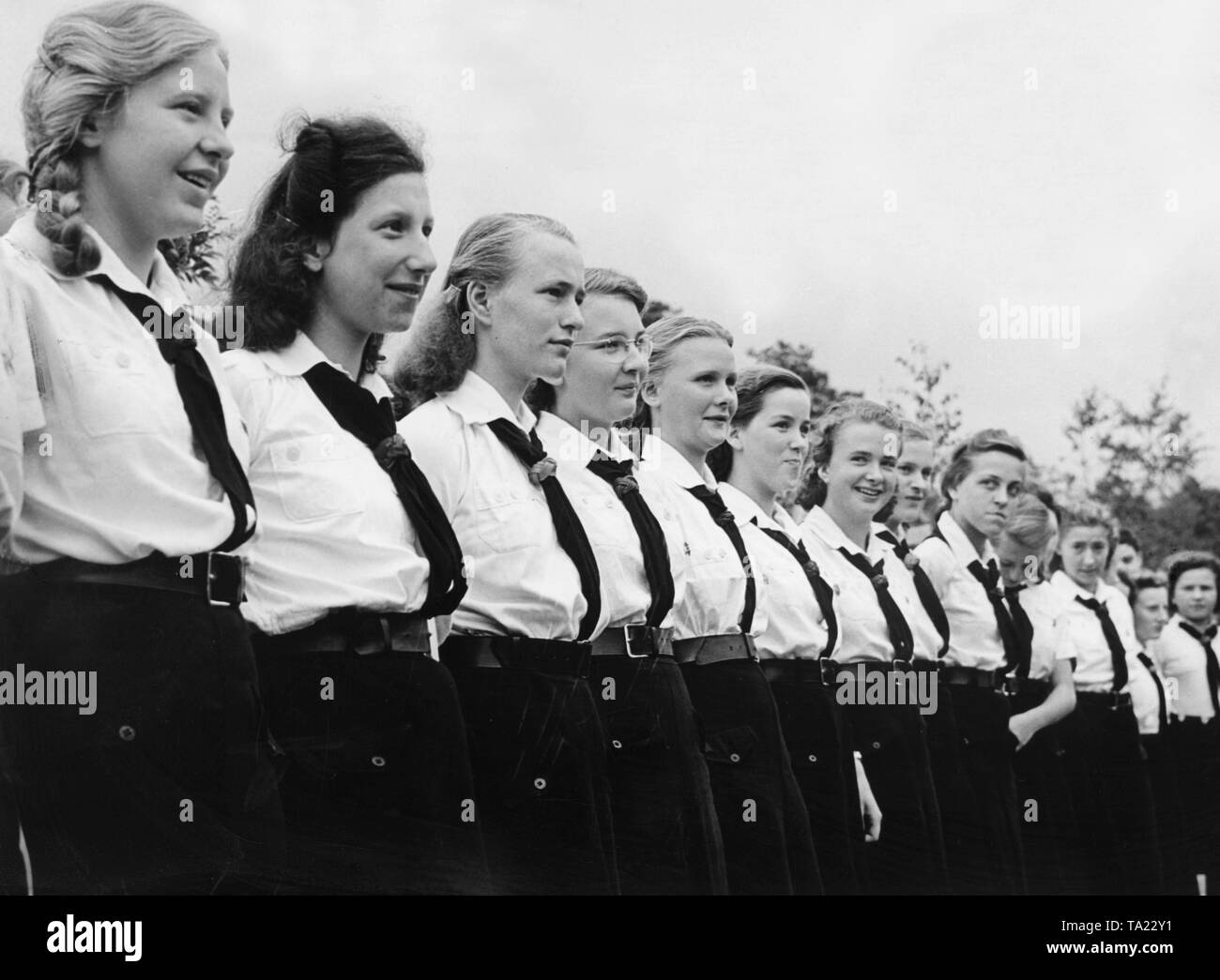 BDM-Mädchen aus Berlin Line-up vor dem Mittagessen. Sie arbeiten als Harvest Hände. Stockfoto