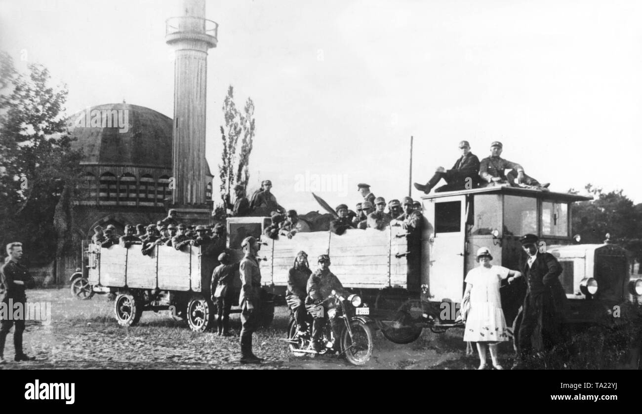 Der SA-Standarte 5 fährt ein Lkw zu Wuensdorf in der Nähe von Berlin. Der Motorrad Links steht Horst Wessel, links im Hintergrund ist die Moschee der ehemaligen Mohammedan Krieg Gefangenenlager des Ersten Weltkriegs. Stockfoto