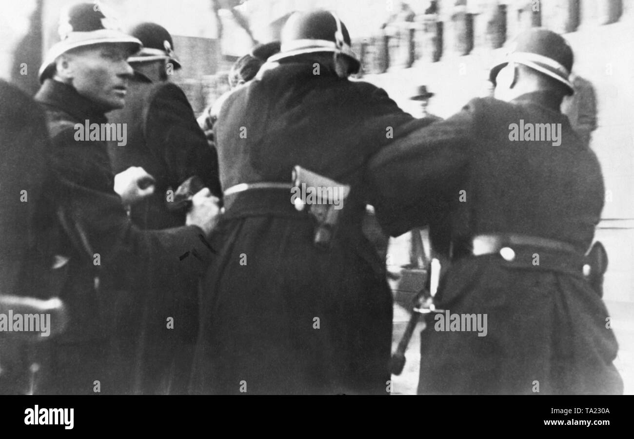 An der Demonstration in Teplitz-Schoenau (heute Teplice), die stellvertretenden der Sudetendeutschen Partei, Karl Hermann Frank, wird von der Polizei verhaftet. Seit der Machtergreifung der Nationalsozialisten in Deutschland, die Konflikte zwischen den Sudetendeutschen Minderheit und die Tschechoslowaken hatte intensiviert. Stockfoto