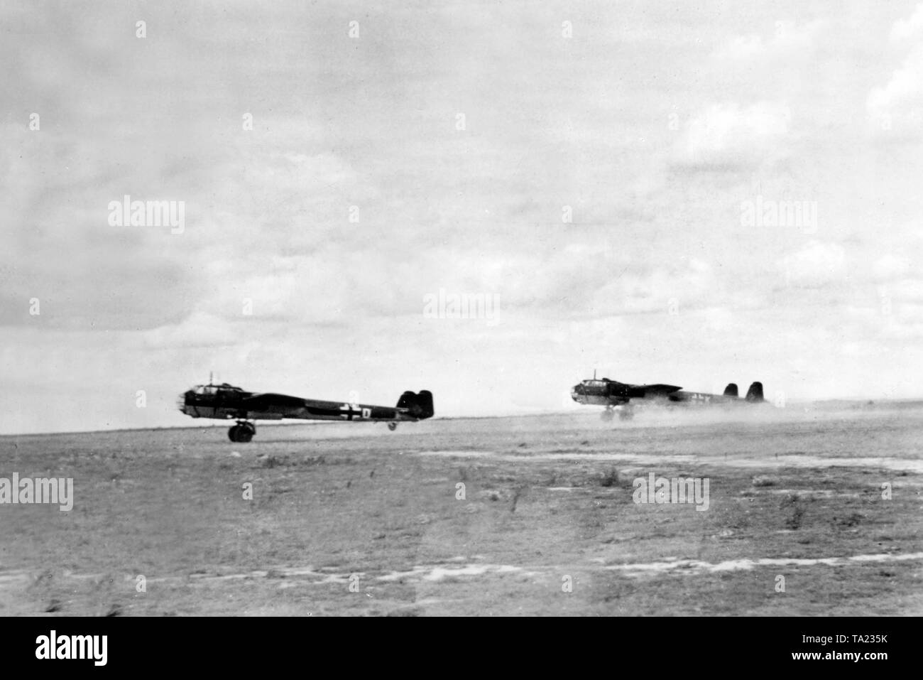 Dornier Do 17 Kampfflugzeuge auf dem Weg zur takeoff Ort auf einem Flugplatz während der Kämpfe an der Westfront. Foto: Ketelhohn. Stockfoto