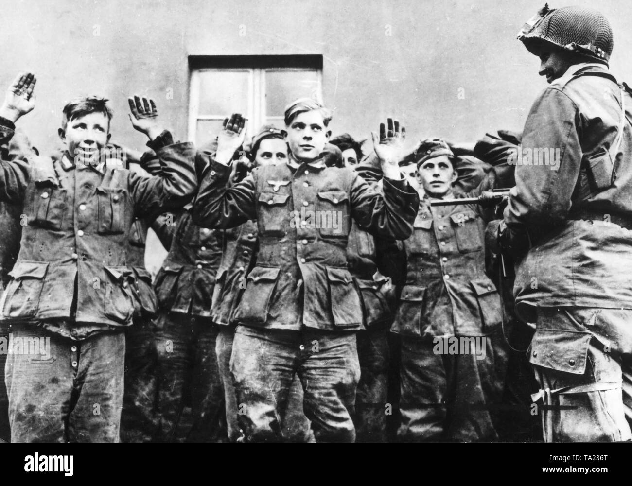 Junge deutsche Soldaten durch US-amerikanische Soldaten während der Schlacht von Remagen Stockfoto