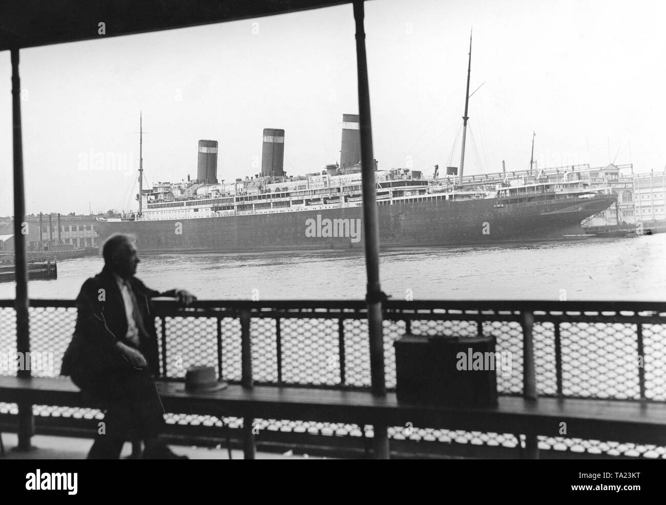 Ein Mann Uhren aus dem Deck eines Schiffes der amerikanischen Ocean Liner 'Leviathan', die an einer Pier liegt vertäut. Stockfoto