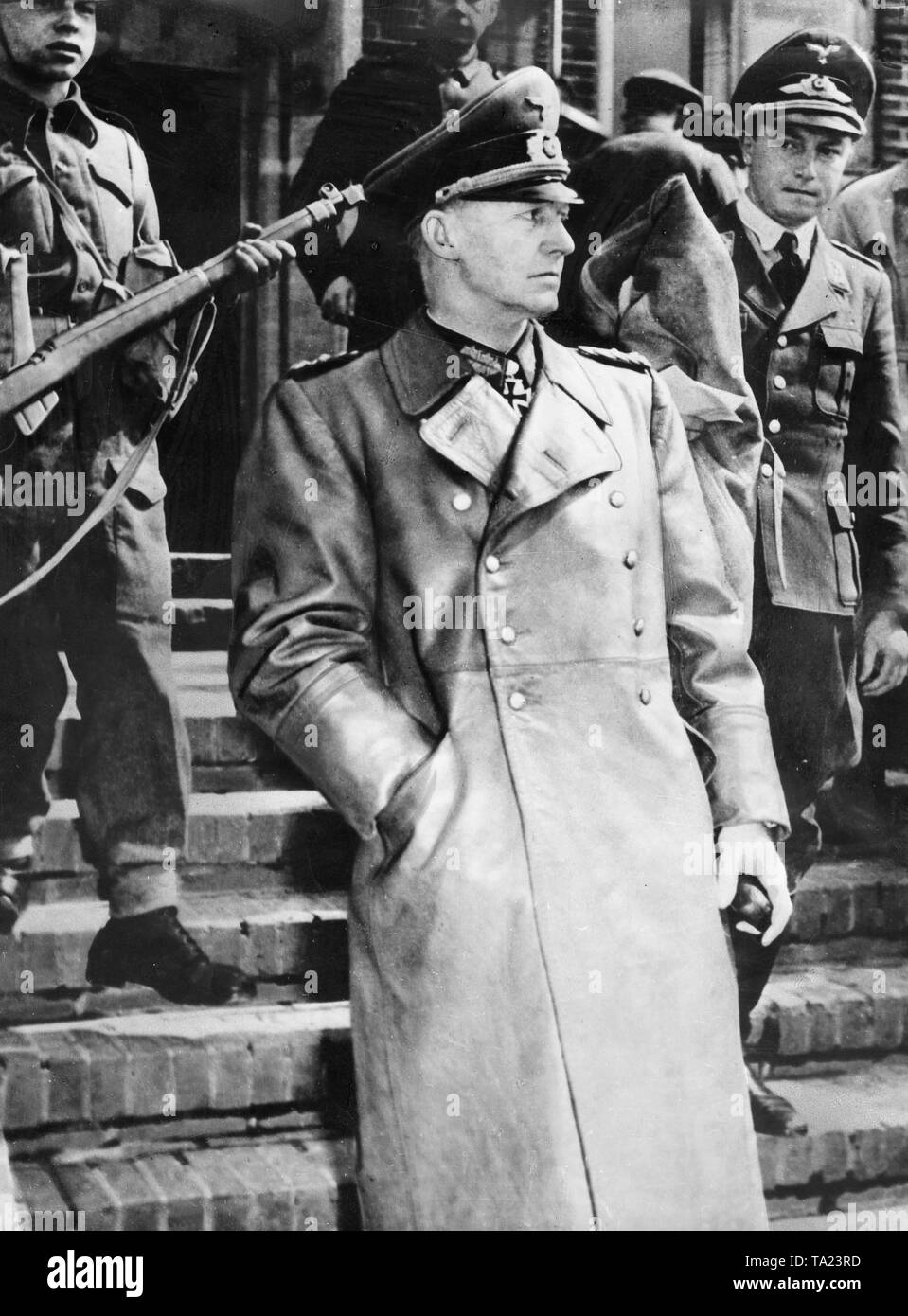Deutscher Militärischer Kommandant Alfred Jodl auf seinem Weg das Deutsche Instrument der Kapitulation in Reims am 7. Mai zu unterzeichnen. 1945 Stockfoto