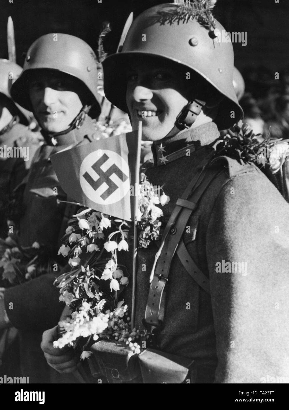 Nach der Annexion Österreichs an das Deutsche Reich, die erste österreichische Soldaten kommen von Salzburg nach München. Stockfoto