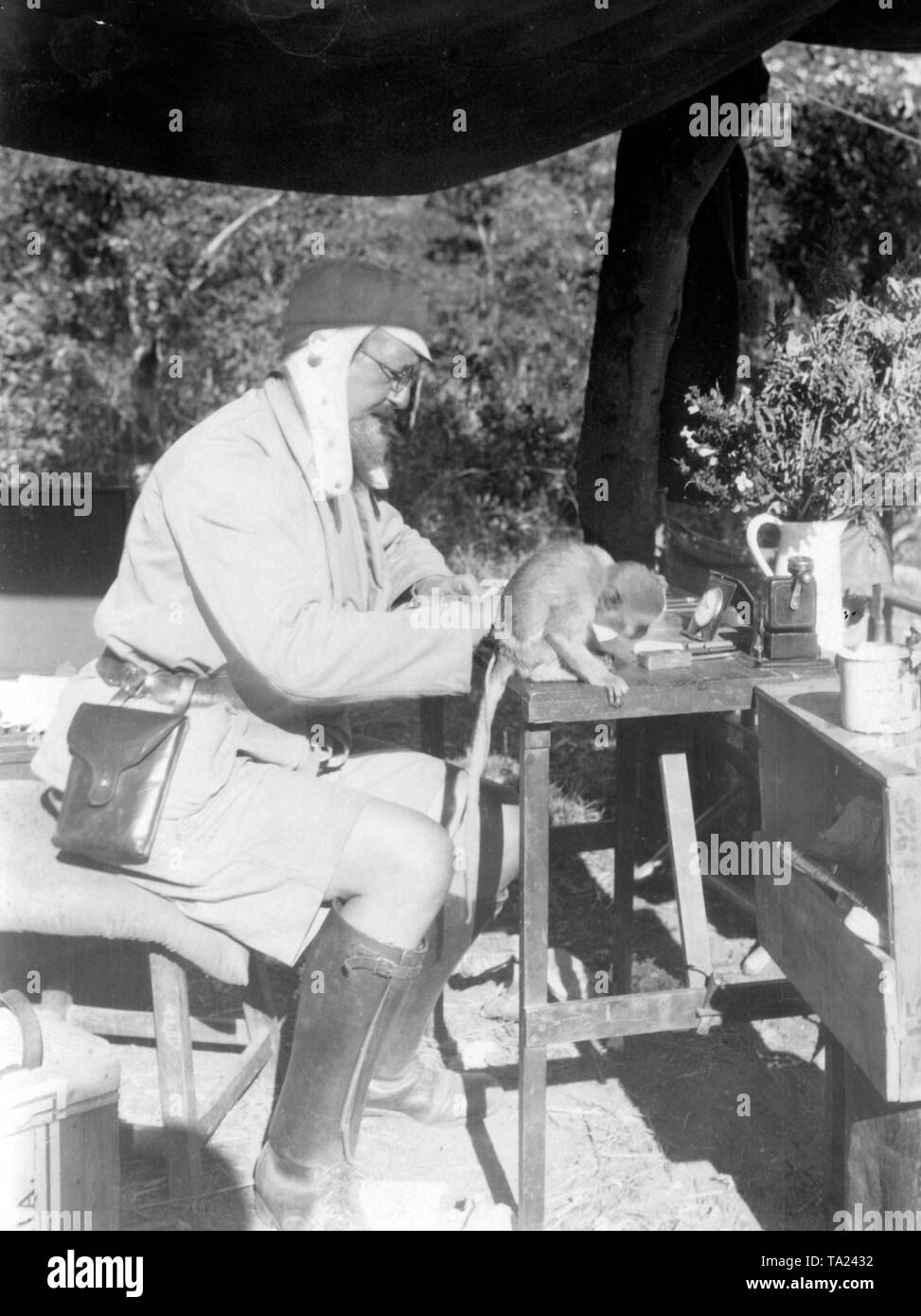 Leo Frobenius, Deutschen Explorer bei der Arbeit in einem Zelt während einer Expedition in Afrika. Stockfoto
