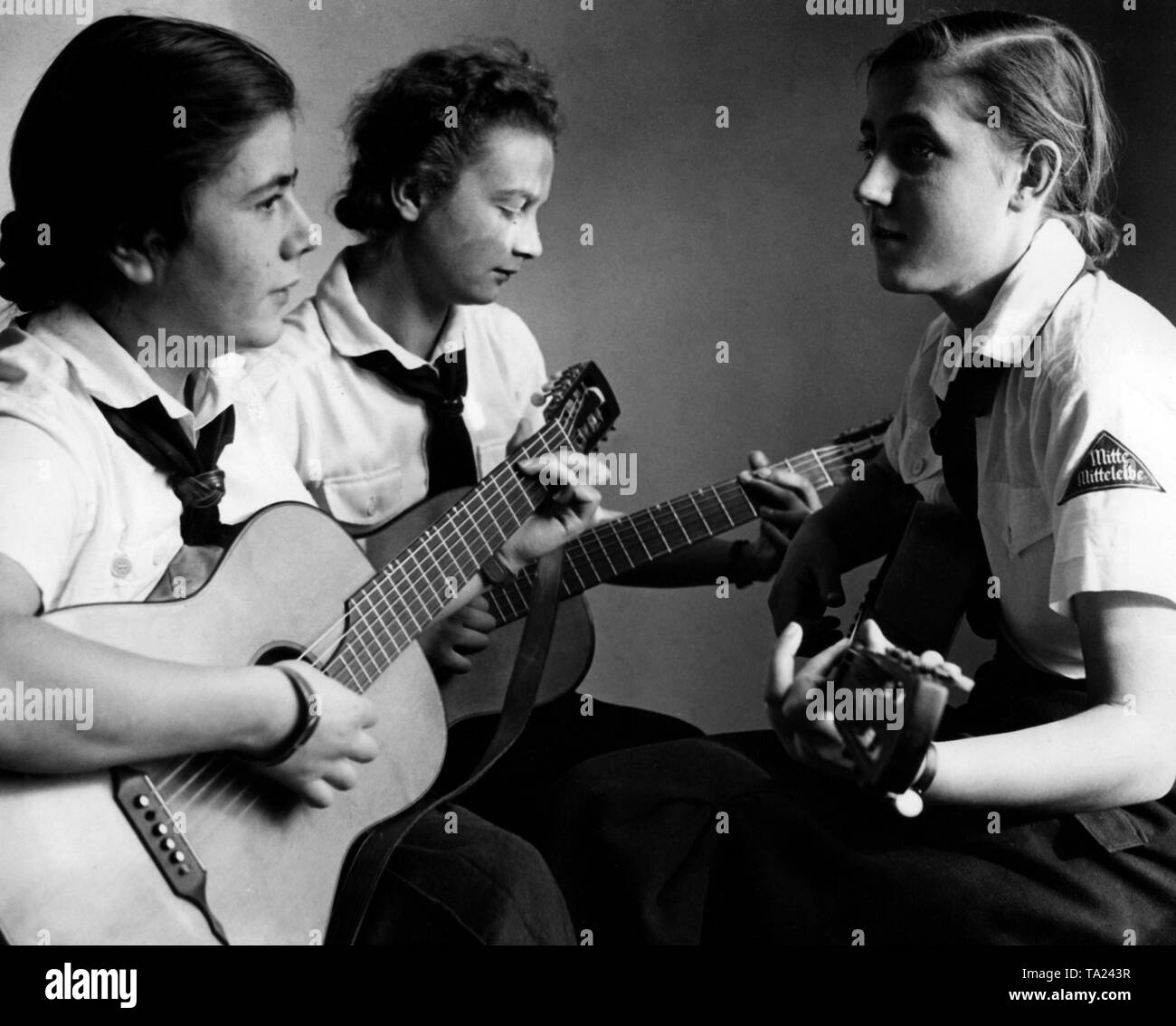 Mädchen, die von der Mittleren Elbe sind Gitarre spielen in den BDM-Fuehrerinnenschule in Potsdam. Stockfoto