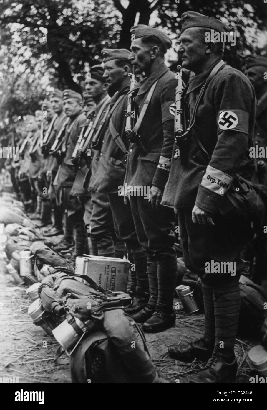 Ein Befehl zum Schutz der Organisation ist bereit, in Aktion mit Maschinengewehren an der Ostfront in der Nähe von Alt Ukta in Ostpreußen genannt zu werden. Krieg Reporter: Guthausen. Stockfoto