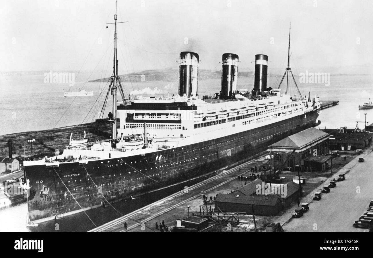 Das amerikanische Passagierschiff "Leviathan" auf dem Kai von einer Werft in Boston, Massachusetts für einen neuen Außenanstrich. Stockfoto