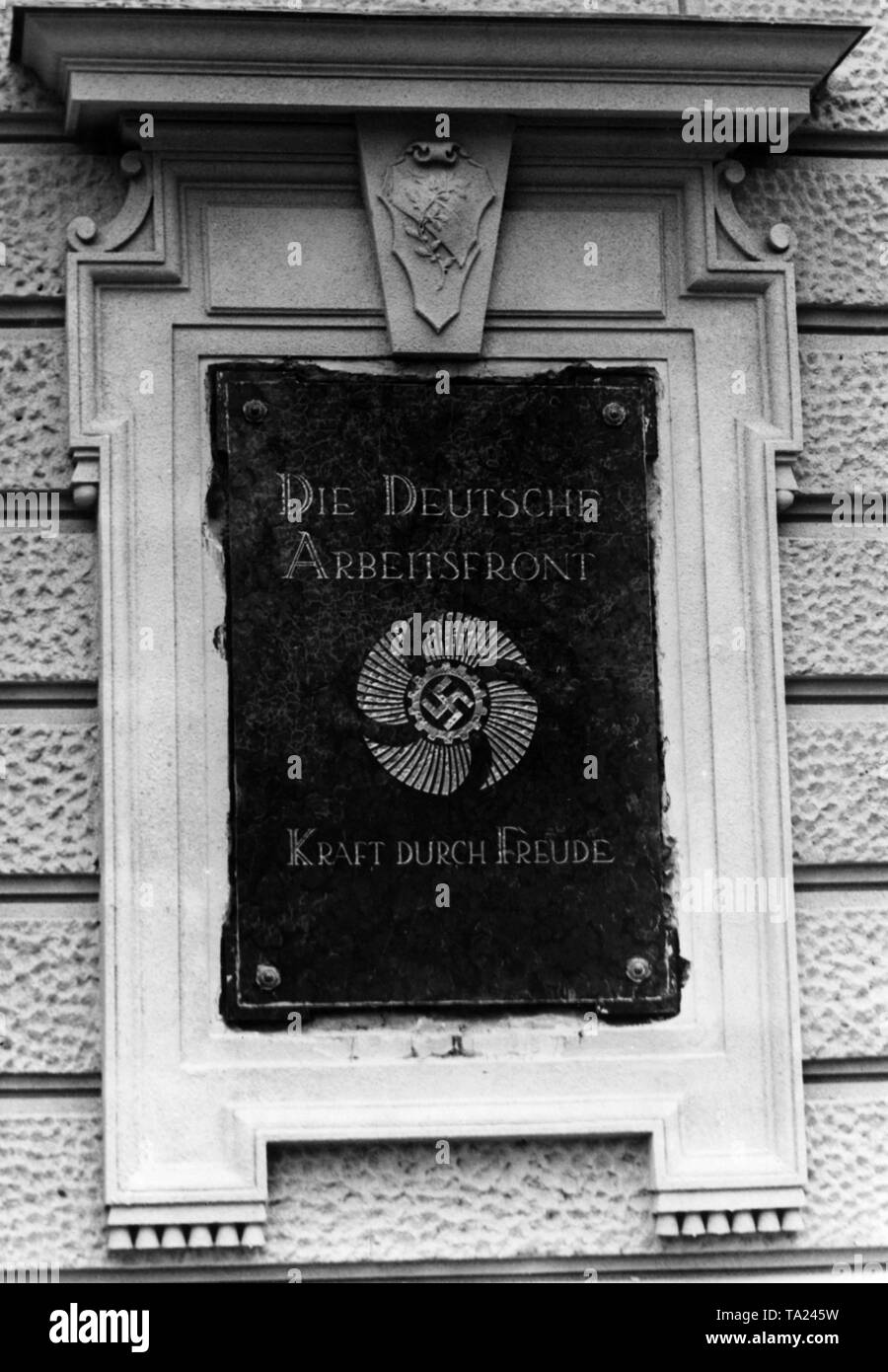 Dieses Panel der Deutschen Arbeitsfront war mit dem Emblem der NS-Organisation "Kraft durch Freude" ('Stärke durch Freude') am Deutschen Volkstheater in Wien am 22. Oktober 1938 angezeigt. Stockfoto