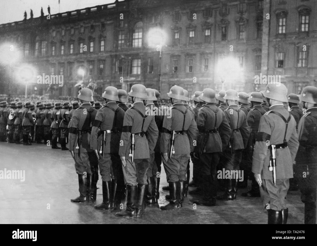 Reichswehr Soldaten sind Vereidigte auf Adolf Hitler persönlich, wie es möglich wurde, nach dem Tod Paul von Hindenburg (von der schwarzen Band gekennzeichnet). Stockfoto