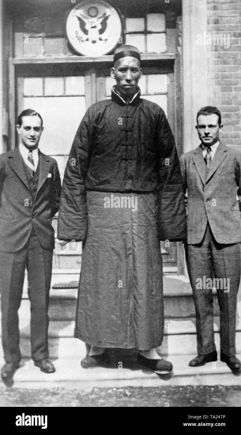 Das Bild zeigt die höchsten chinesischen Mann seiner Zeit, Liu Yu-Cheng, mit zwei Mitarbeiter der amerikanischen Botschaft in Peking, kurz vor seiner Reise nach Hollywood in einem Film zu spielen. Stockfoto