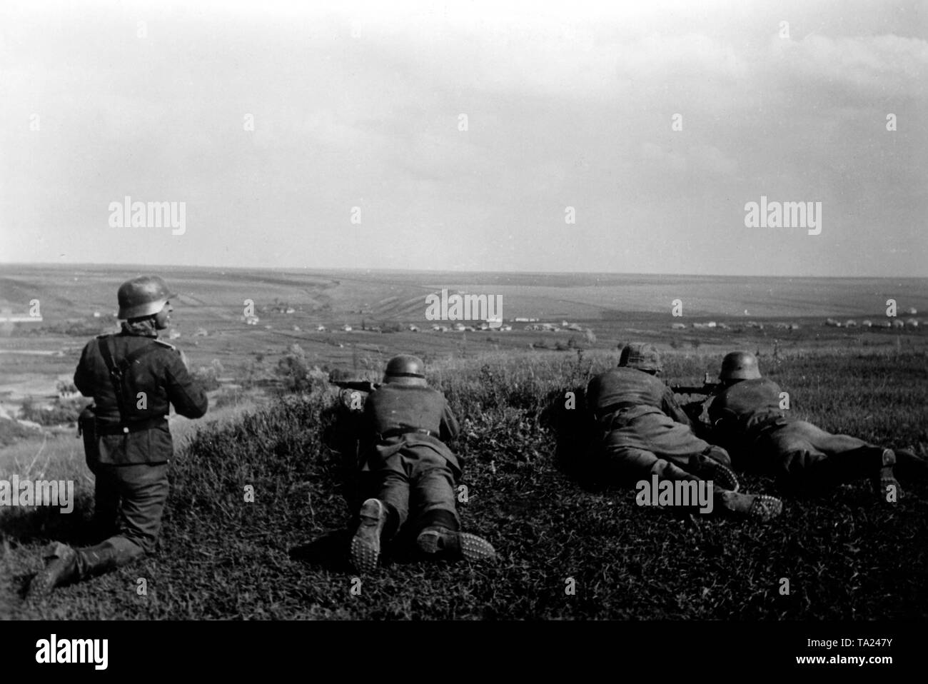 Deutsche Infanterie liegen in Position mit Gewehren und MG 34 Maschinengewehre während einer Schlacht am Donez. Kriegsberichterstatter: Haehle Stockfoto