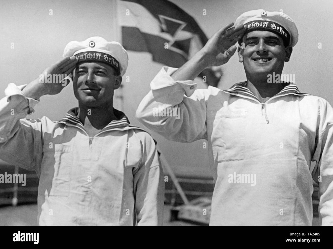 Heinz Ruehmann wie Heini Jaeger (links) und Friedrich Benfer wie Willy Timm in der Komödie "Drei Bluejackets und eine Blonde", Regie: Carl Boese. Alle drei Jungen verlieben mit einem blonden Mädchen. Stockfoto