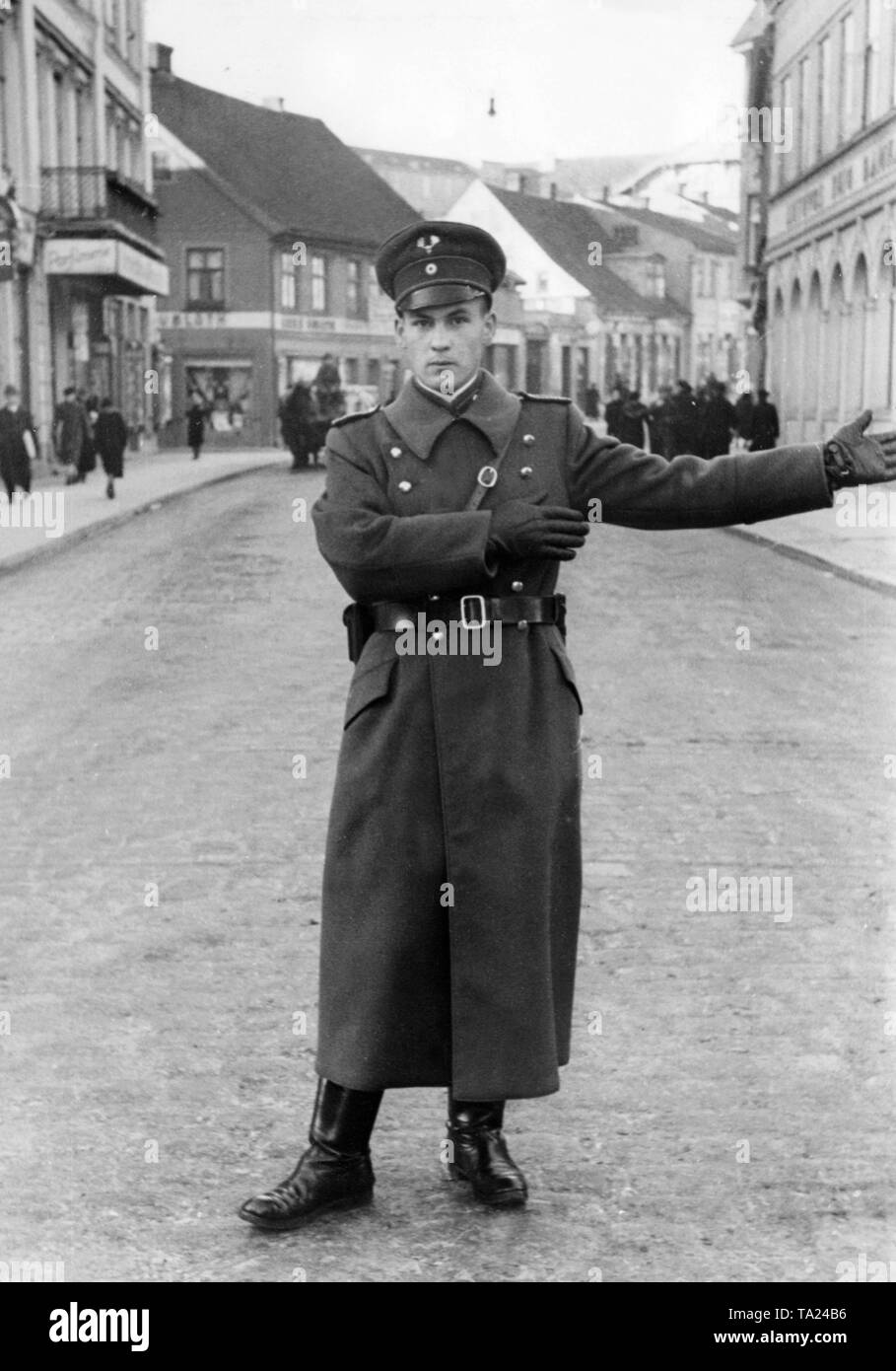 Ein Agent der Memel Deutsche Polizei trägt bereits die Elchschaufel (Elche horn) der neuen Ostpreußischen Abzeichen auf seine Kappe. Stockfoto