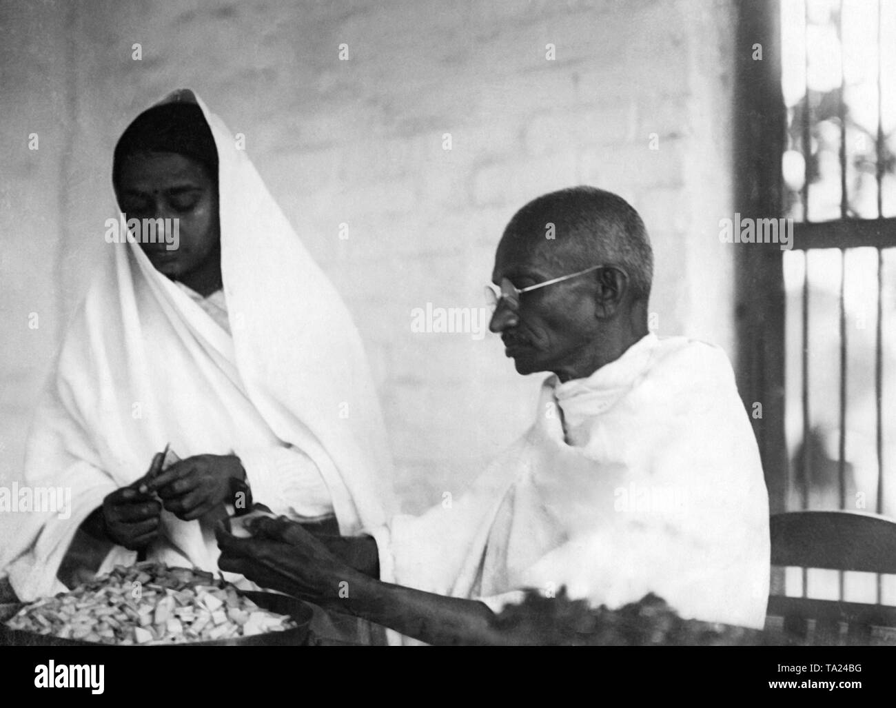 Der Führer der indischen Unabhängigkeitsbewegung Mahatma Gandhi, Küche arbeiten. Stockfoto