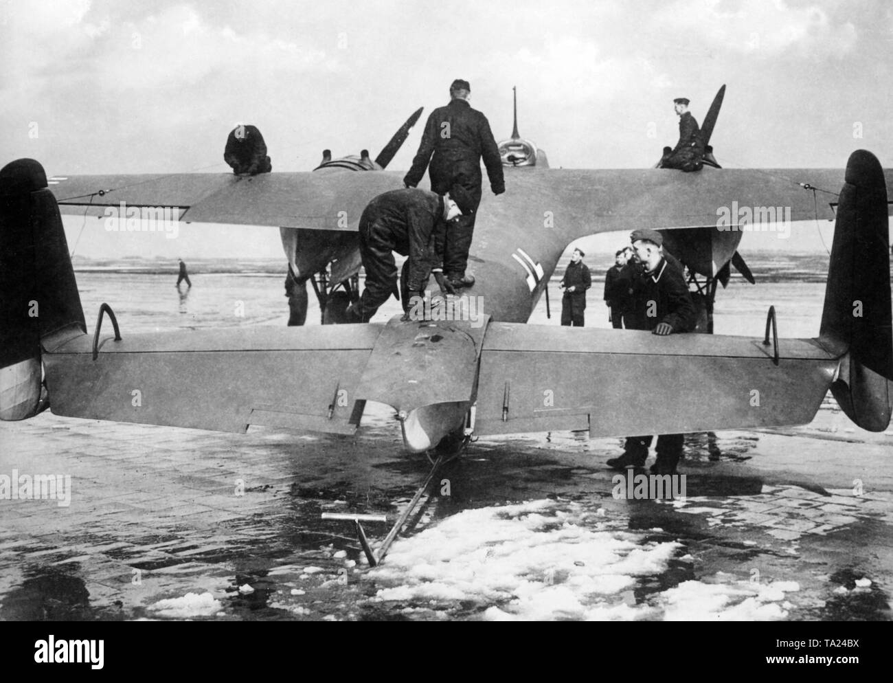 Bodenpersonal auf eine Dornier Do 17 F Kampfflugzeugen (vermutlich 9) auf einem Flugplatz. Undatiertes Foto, vermutlich in den 1930er Jahren. Stockfoto