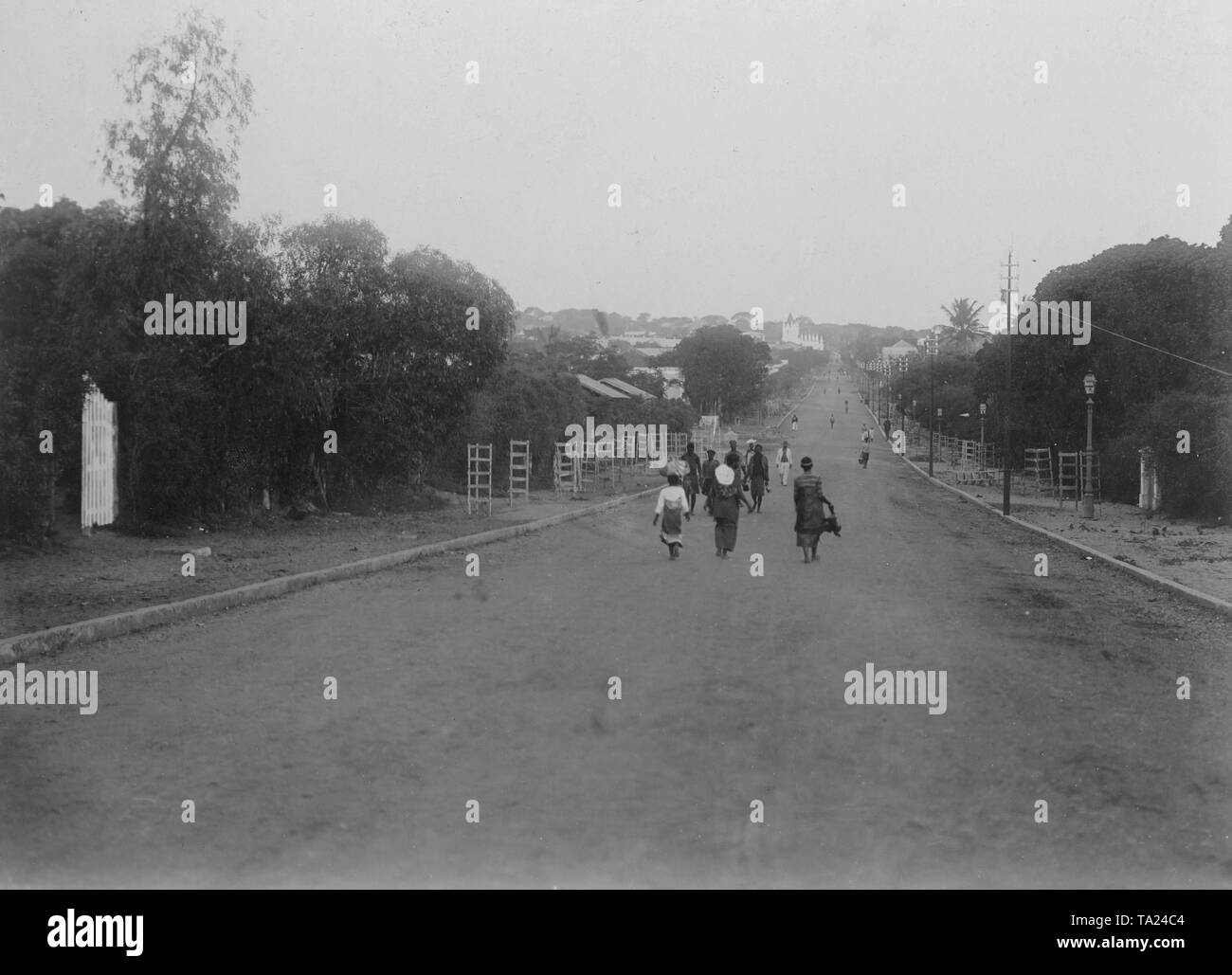 Blick auf die Straße 'Avenue Don Emvinsele" in Lourenço Marques, der Hauptstadt der portugiesischen Kolonie Mosambik, heute Maputo. 01.01.1900-31.12.1910 Foto: Joseph & Maurice Lazarus Stockfoto