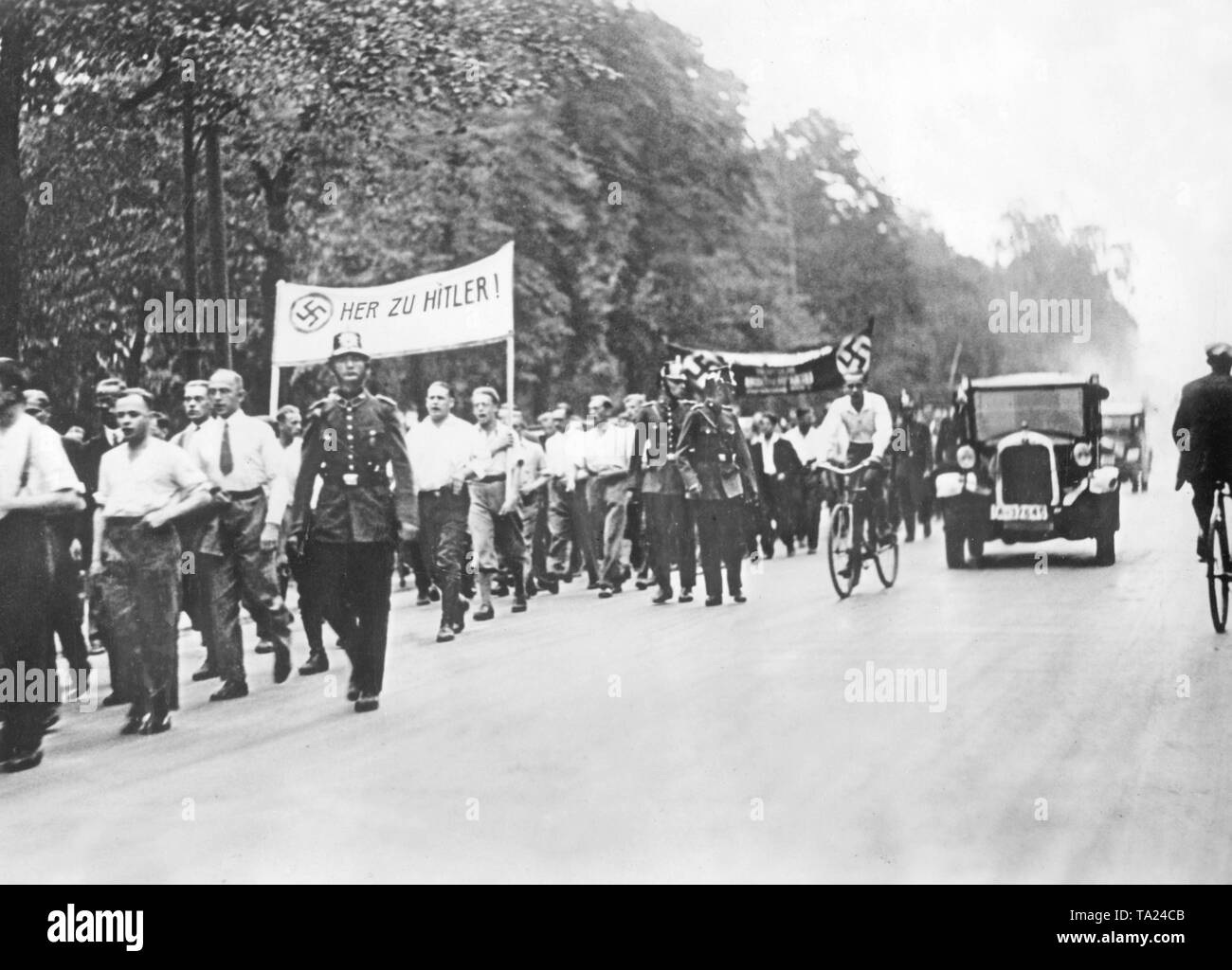 Während die einheitliche und marschieren verbieten, die Verbände der SA und SS März in weißen Hemden mit Bannern, begleitet von der Schupo (Schutzpolizei - Schutz der Polizei). Auf einem Banner ist die Inschrift "Ihre zu Hitler'. Stockfoto