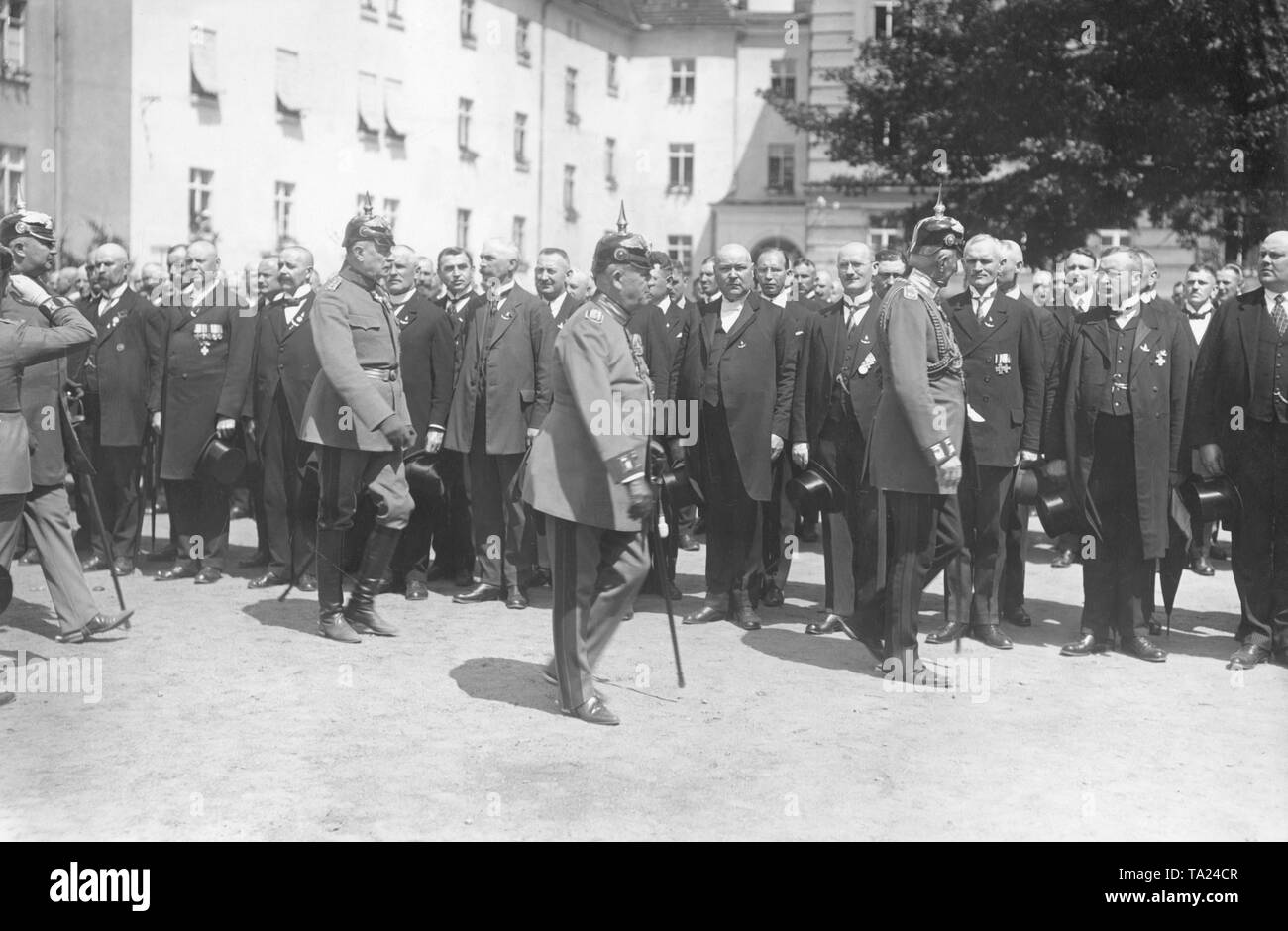 Uniformierte Offiziere und Generale des Reiches prüfen das Regiment Mitglieder, die in Zivilkleidung und mit Aufträgen eingerichtet. Stockfoto