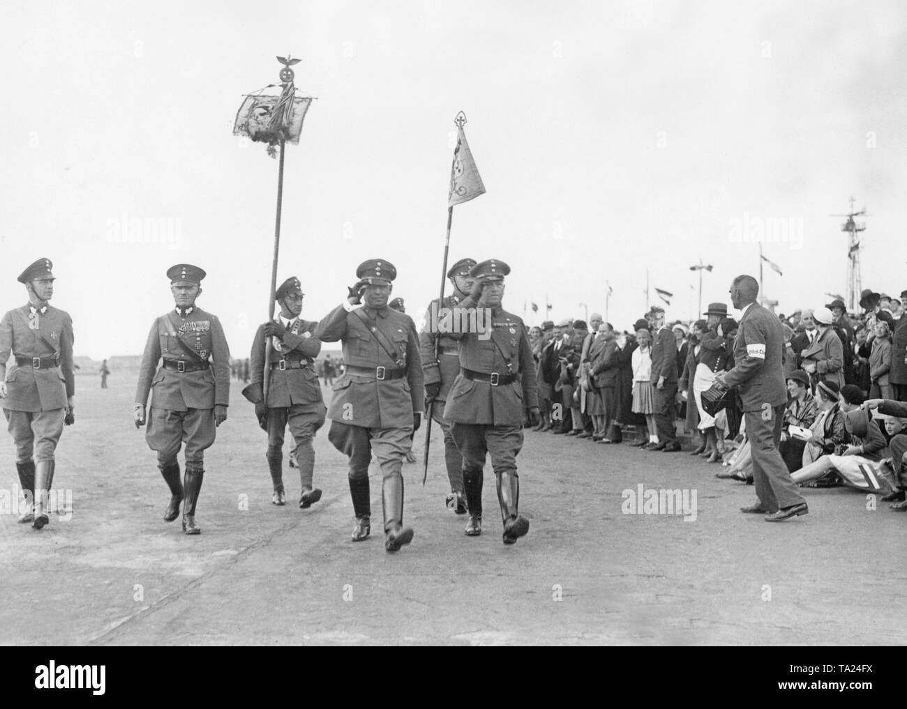 Die Führer der Stahlhelm, Franz Seldte (Salutierte auf der linken Seite) und Theodor Duesterberg (auf der rechten Seite) vorbei an die versammelten Mitglieder auf dem Tempelhofer Feld in Berlin. Stockfoto