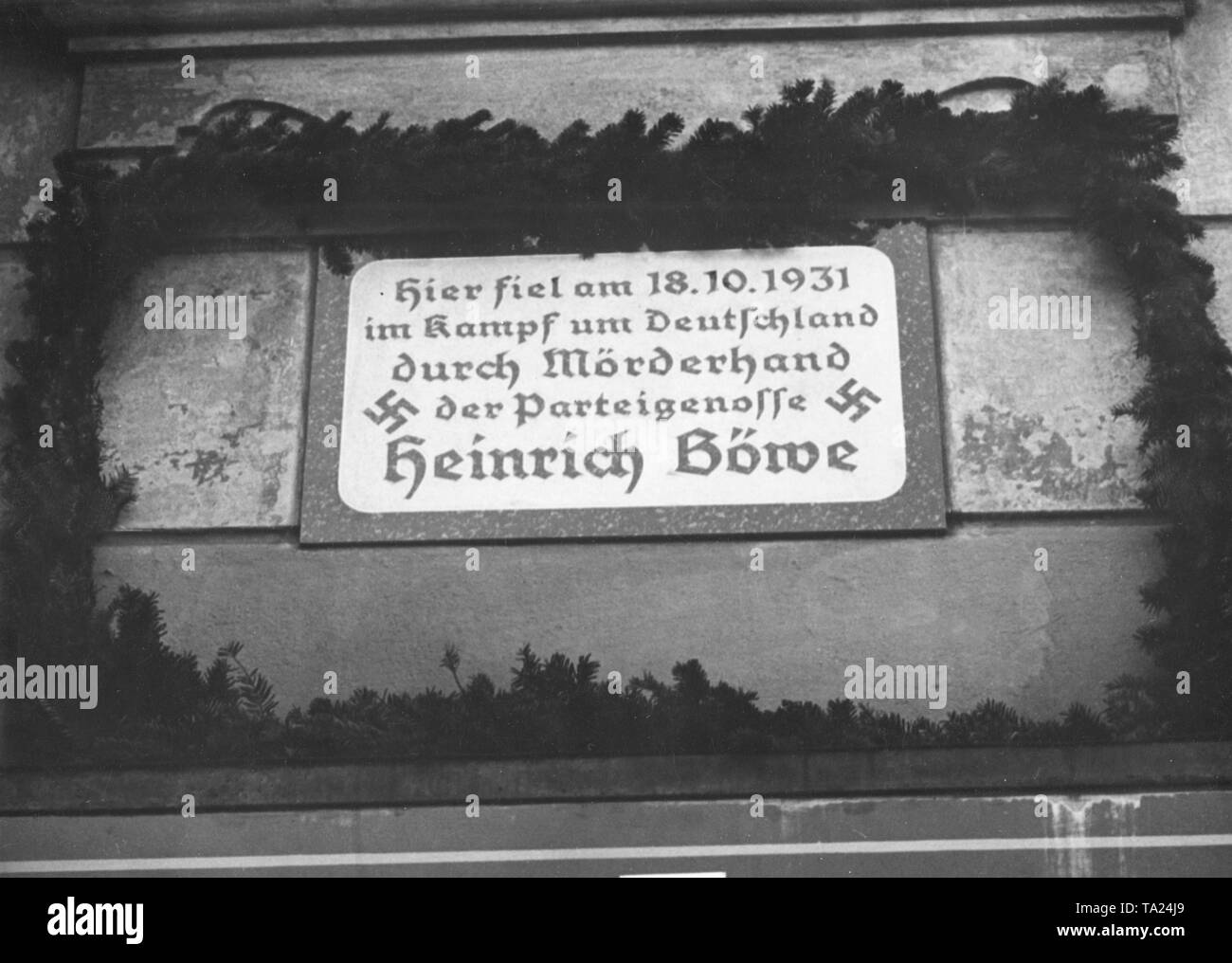 Diese Gedenktafel für Heinrich Boewe, die in Straßenschlachten getötet worden war, wurde 1934 in der Richardstrasse 35 in Neukölln eröffnet von Obergruppenfuehrer von Jagow. Die Inschrift lautet: "Am 18. Oktober 1931, während der Schlacht um Deutschland, der parteichef Heinrich Boewe starb in den Händen eines Mörders." Stockfoto