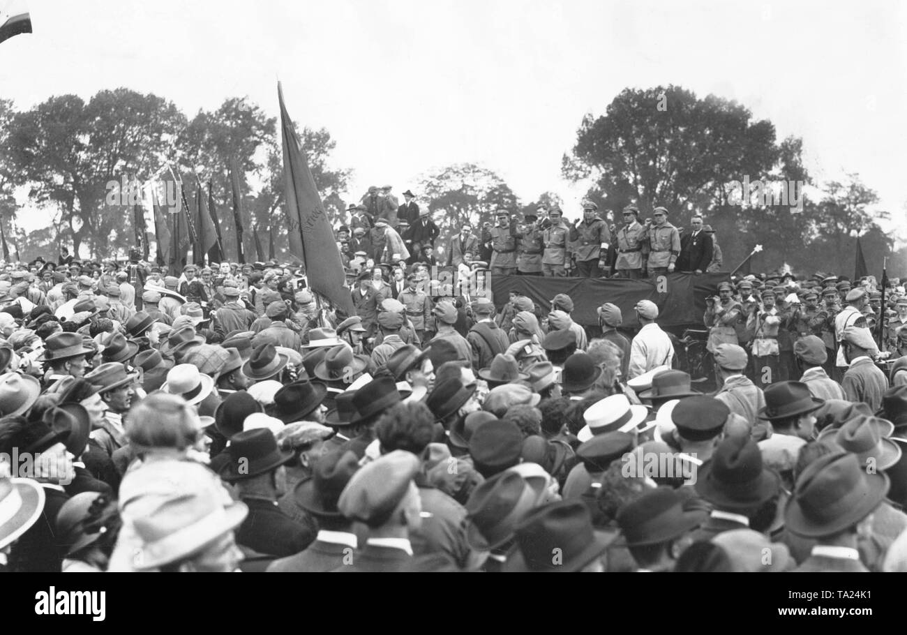 Mehr als 25.000 Teilnehmer besuchten die Pfingsten März der Allianz der Roten Front-Fighters auf der Tempelhofer Platz in Berlin. Es wurde besucht, die unter anderem von der KPD-Führer Ernst Thälmann (auf dem Podium 3. von links) und Wilhelm Pieck (ganz rechts im Anzug). Stockfoto