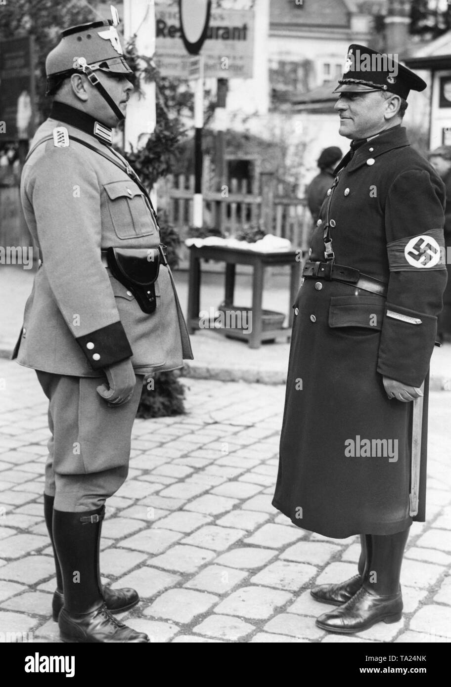 Nach dem Anschluss Österreichs an das Deutsche Reich die österreichische Polizei neue Uniformen erhält. Auf der rechten Seite ist die alte Uniform der Wiener Polizei und auf der linken Seite die neue Uniform. Stockfoto
