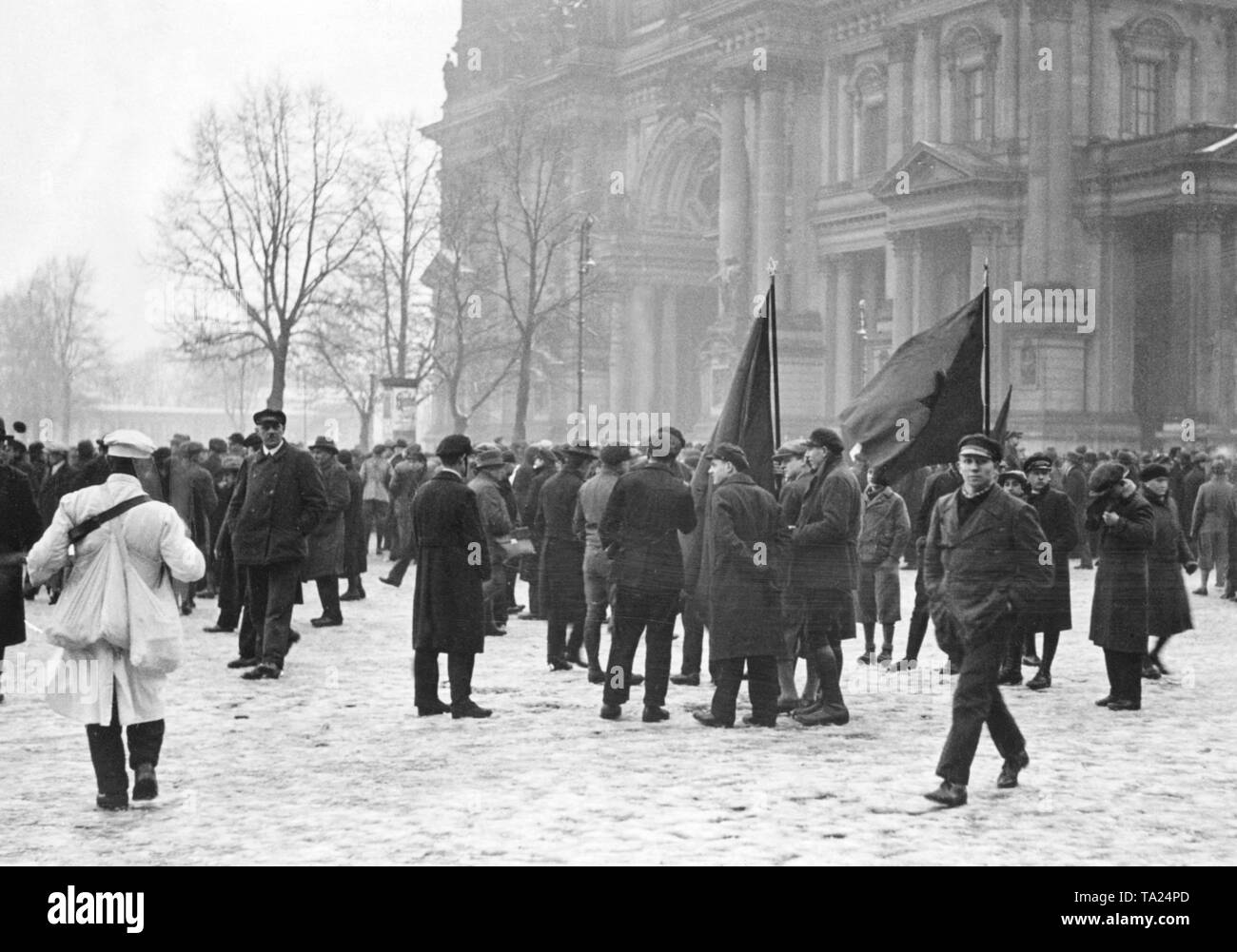 Eine Wurst Käufer (im hellen Mantel links) Spaziergänge durch die Demonstranten vor der Kathedrale, während einer Demonstration von der Kommunistischen Partei organisiert im Berliner Lustgarten. Stockfoto