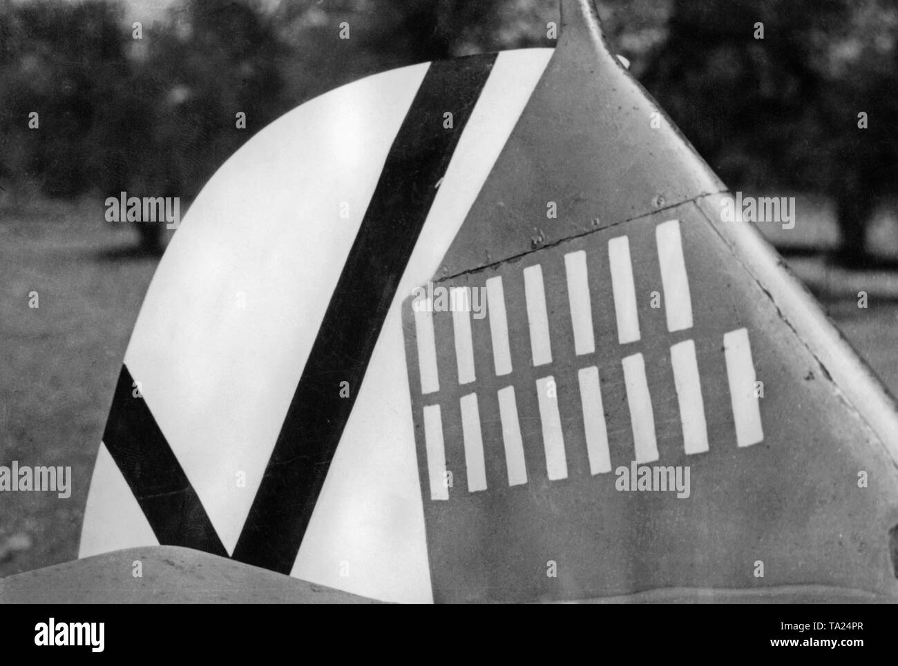 Foto einer Kennzeichnung von der Anzahl der feindlichen Flugzeuge bhudda (15) auf der vertikalen Schwanz einer Messerschmitt Bf 109 des Jagdgeschwader 88 der Legion Condor während des Spanischen Bürgerkrieges im Jahre 1939. Neben der Kennzeichnung gibt es Die saltire der spanischen Luftwaffe. Stockfoto