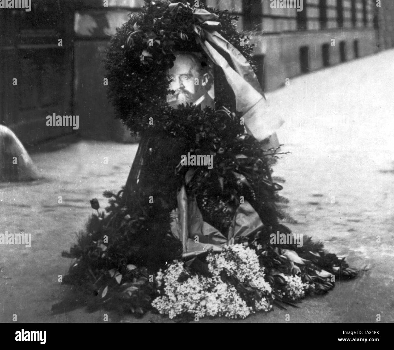 Denkmal für die ermordeten USPD-Politiker und Bayerischen Ministerpräsidenten Kurt Eisner. Eisner ermordet wurde von den Studenten Anton Graf von Arco auf Valley aus dem Umfeld der Thule-gesellschaft. Eisner war der Führer der Novemberrevolution in München und verkündete die Bayerische Republik einem freien Staat. Die Versammlung der Arbeiter- und Soldatenraete (Montage der Arbeiter- und Soldatendeputierten Rat) wählte ihn als Bayerischer Ministerpräsident. Stockfoto