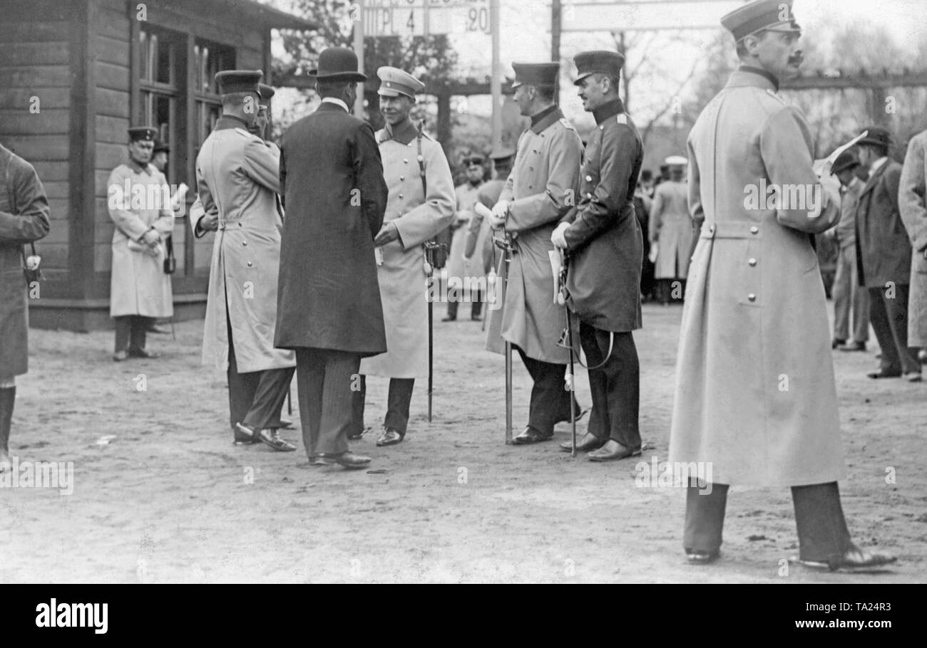 Kronprinz Wilhelm (5. von links) nahmen an dem Treffen im Heiligen Jahr der Verein für Hindernisrennen (Verband für Hindernis Racing) in Karlshorst. Stockfoto