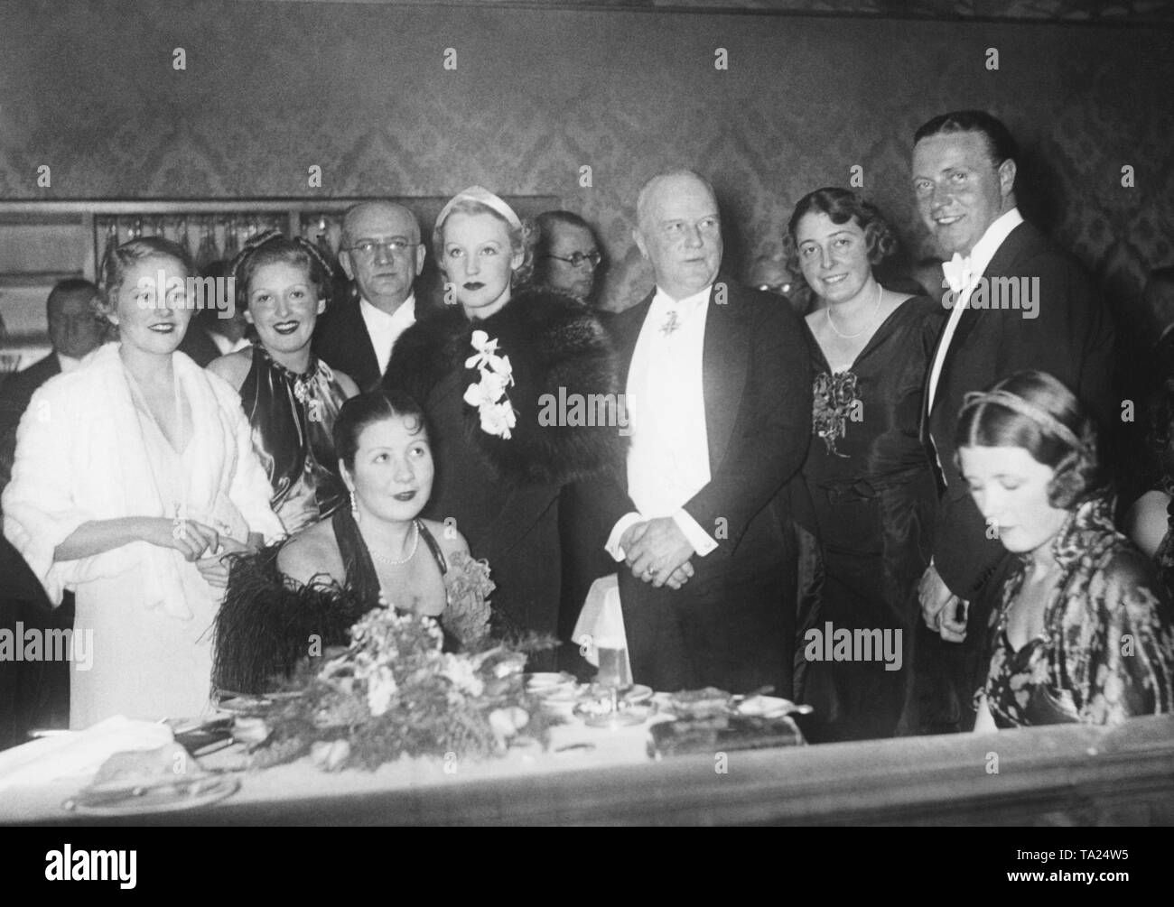 Lien Deyers, Betty Bird, Direktor Lehmann, Brigitte Helm, Willy Fritsch (von links) in der UFA Box an der Berliner Film Ball. Stockfoto