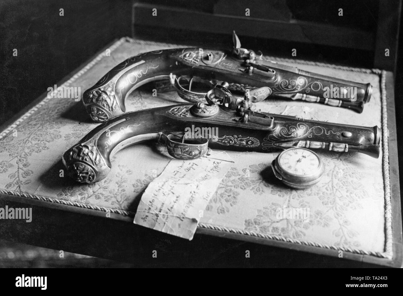 Ein paar flintlock Pistolen mit reichen silver Fittings aus dem Beginn des 18. Jahrhunderts (das Geschenk von Napoleon I der Allgemeinen Kleber). Vor, dass die taschenuhr Friedrichs des Großen. Stockfoto