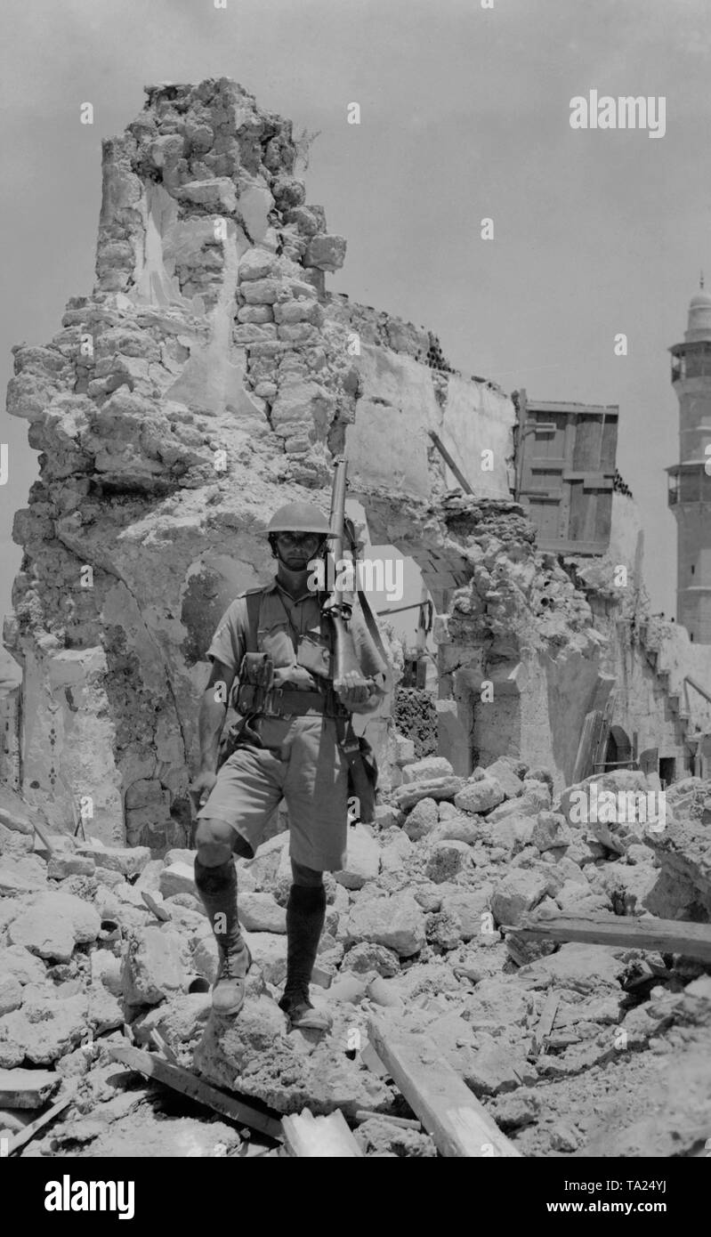 Am Ende der 1930er Jahre während des Arabischen Aufstands: ein Soldat in den Ruinen eines Hauses in Jaffa, die durch das Britische Mandat Stromversorgung durchgebrannt war. Stockfoto