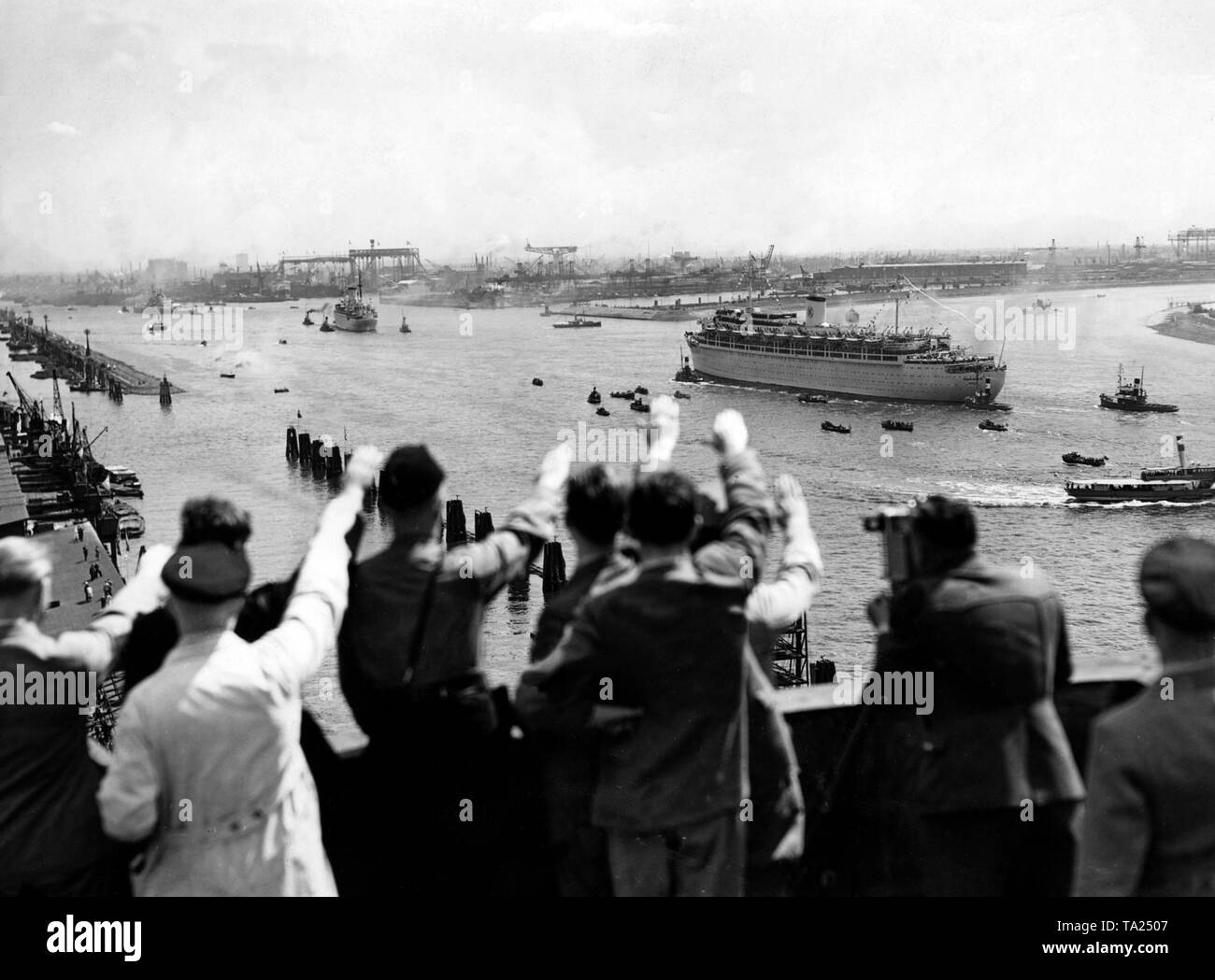 Blick auf die Ankunft (von links) Der 'Wilhelm Gustloff', die 'Sierra Cordoba" und der "Admiral Graf Spee" im Hafen von Hamburg aus Neumuehlen (Hamburg-Ottensen). Die Schiffe werden die Einheiten der Legion Condor zurück nach Deutschland aus dem Spanischen Bürgerkrieg. Stockfoto