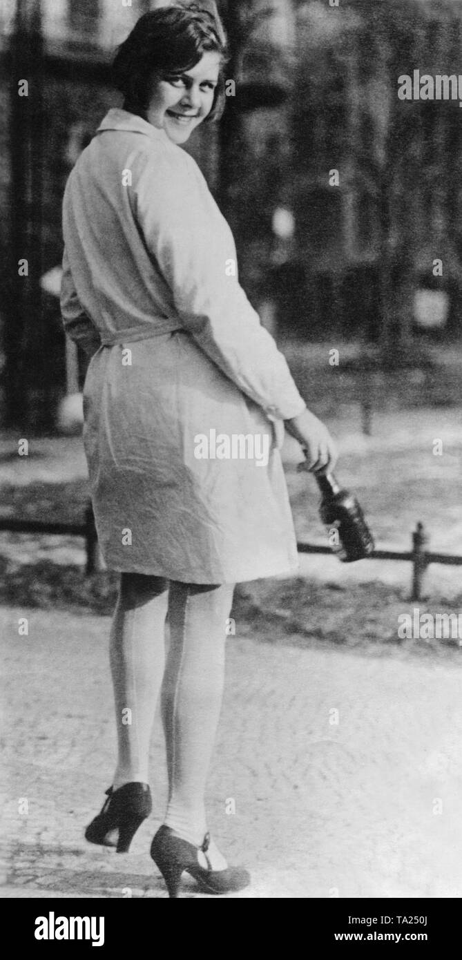 Junge Frau mit Bierflasche in Berlin. Stockfoto