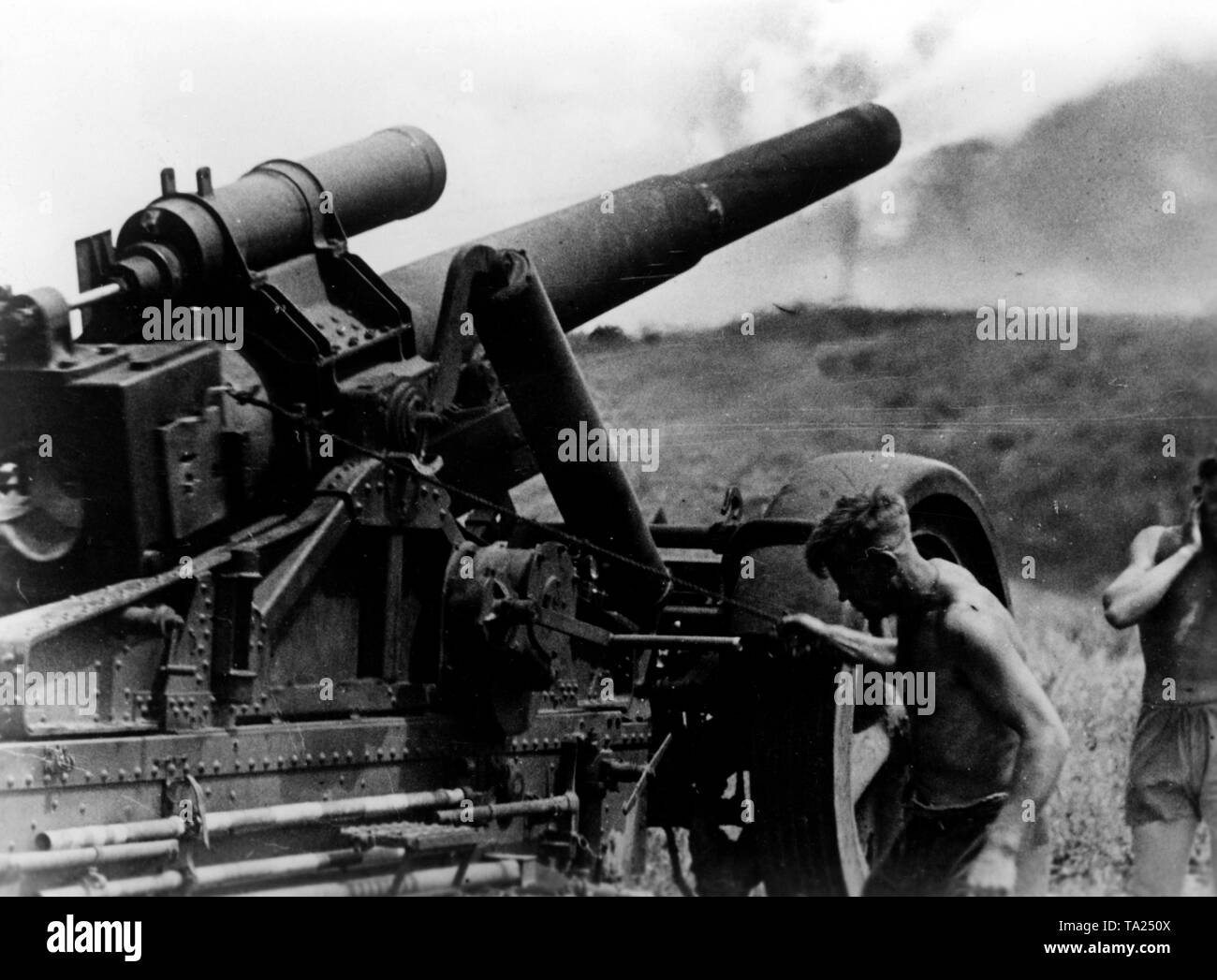 Ein Deutscher schütze Feuer einen 21 cm Moerser 18 schwere Haubitze. Kriegsberichterstatter: Kintscher. Stockfoto