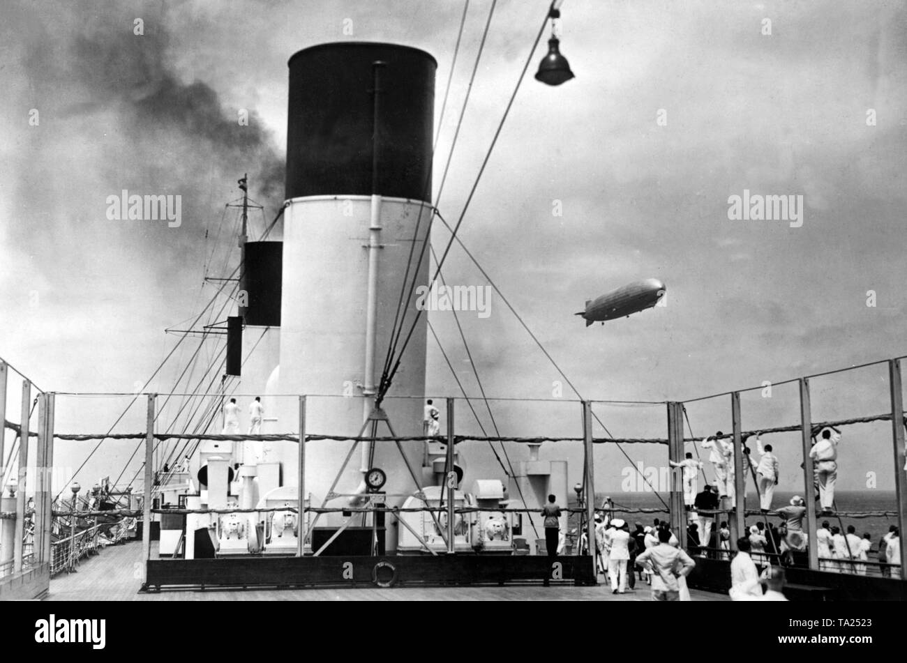 Foto der "Cap Arcona" passagierschiff der Hamburg-South Amerika Linie. Rechts im Hintergrund, die LZ 127 "Graf Zeppelin". Stockfoto